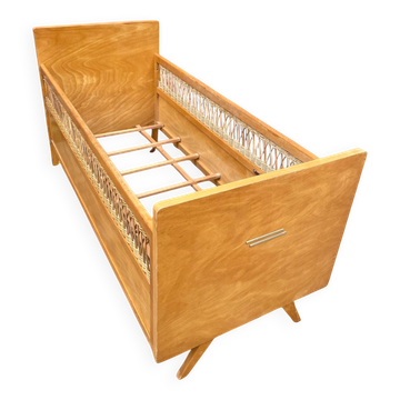 Lit vintage pour enfant - en rotin et bois - 1960