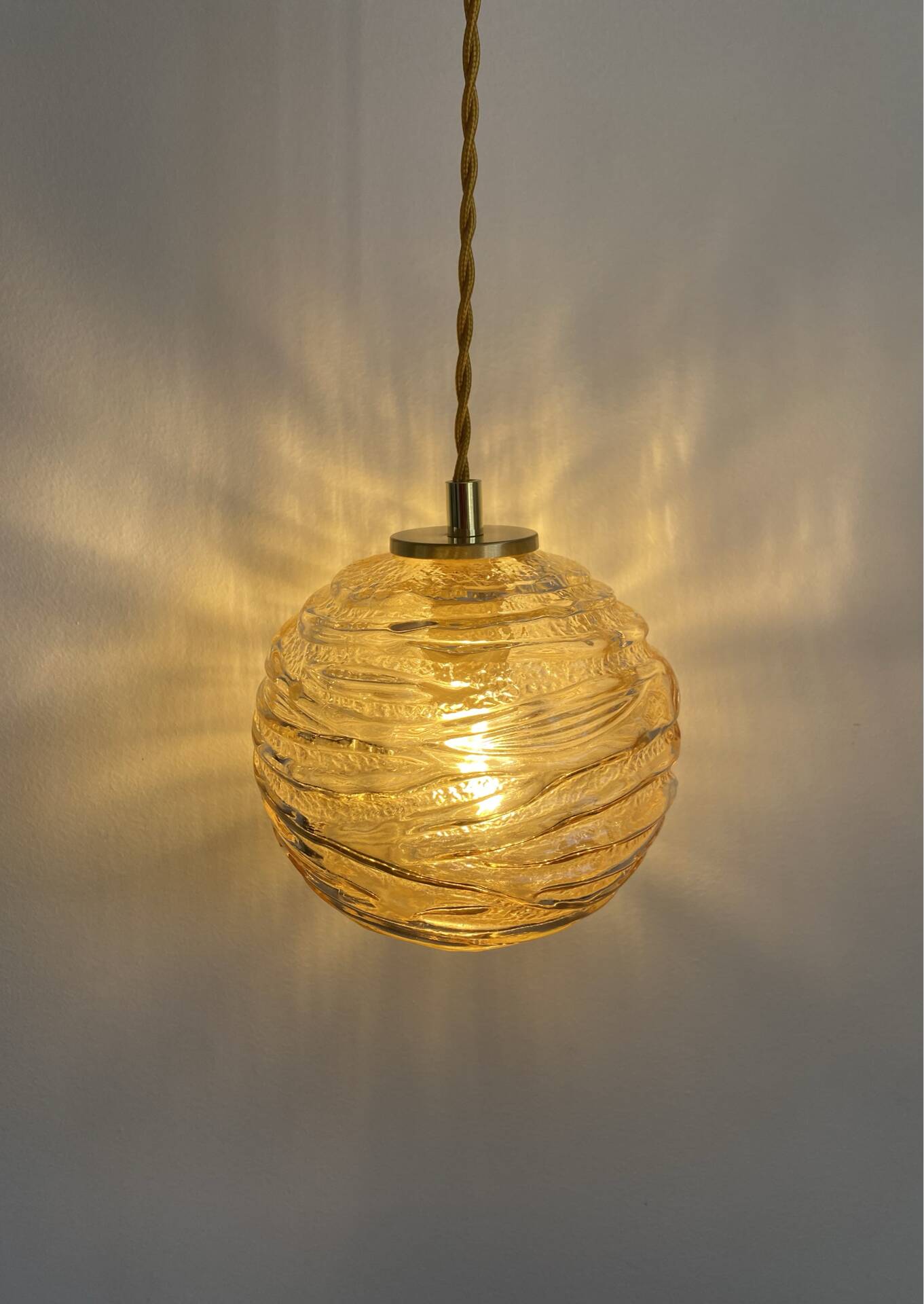 Baladeuse globe vintage en verre ambré 