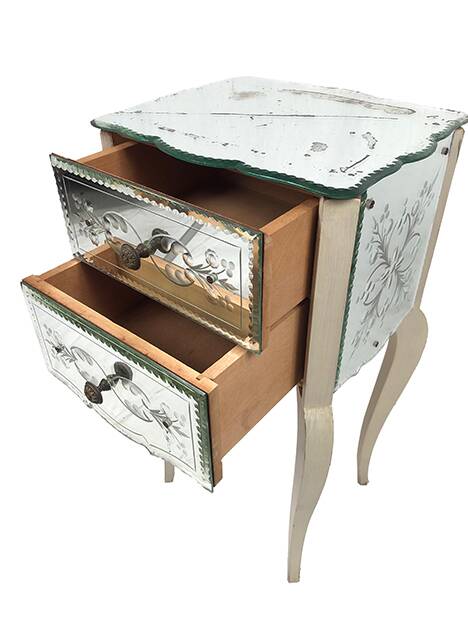 Table de chevet bois laqué, plaqué de miroirs biseautés à décor de feuilles et de fleurs