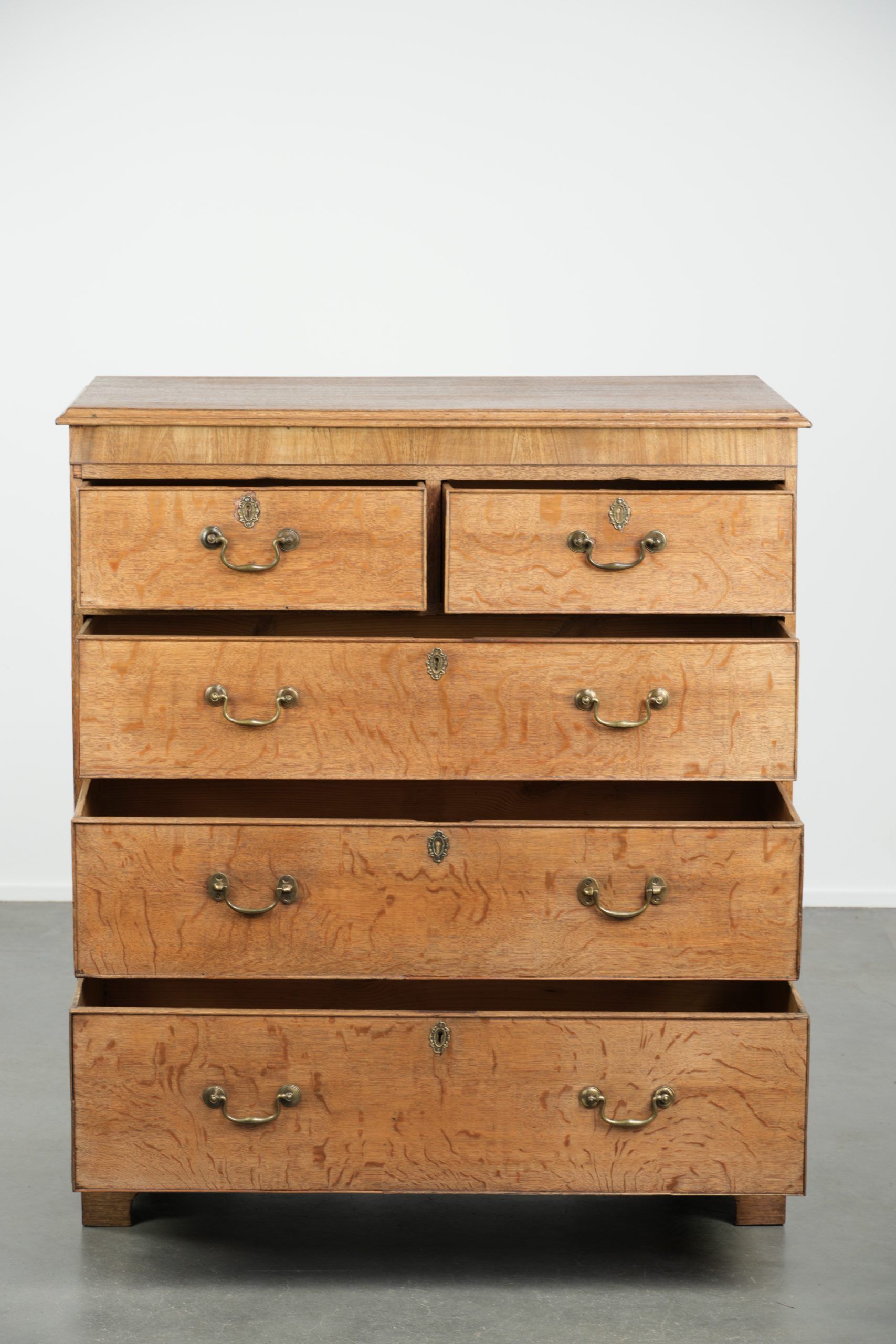 Large antique English blonde oak chest of drawers from the 18th century