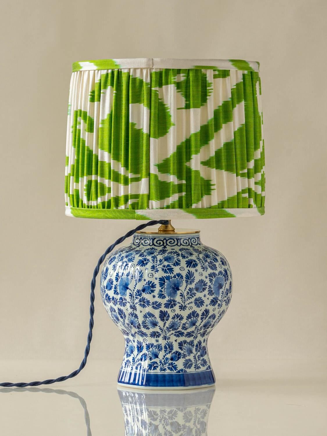 Lampe de table en céramique bleu et blanc de Delft peinte à la main avec abat-jour en soie Ikat