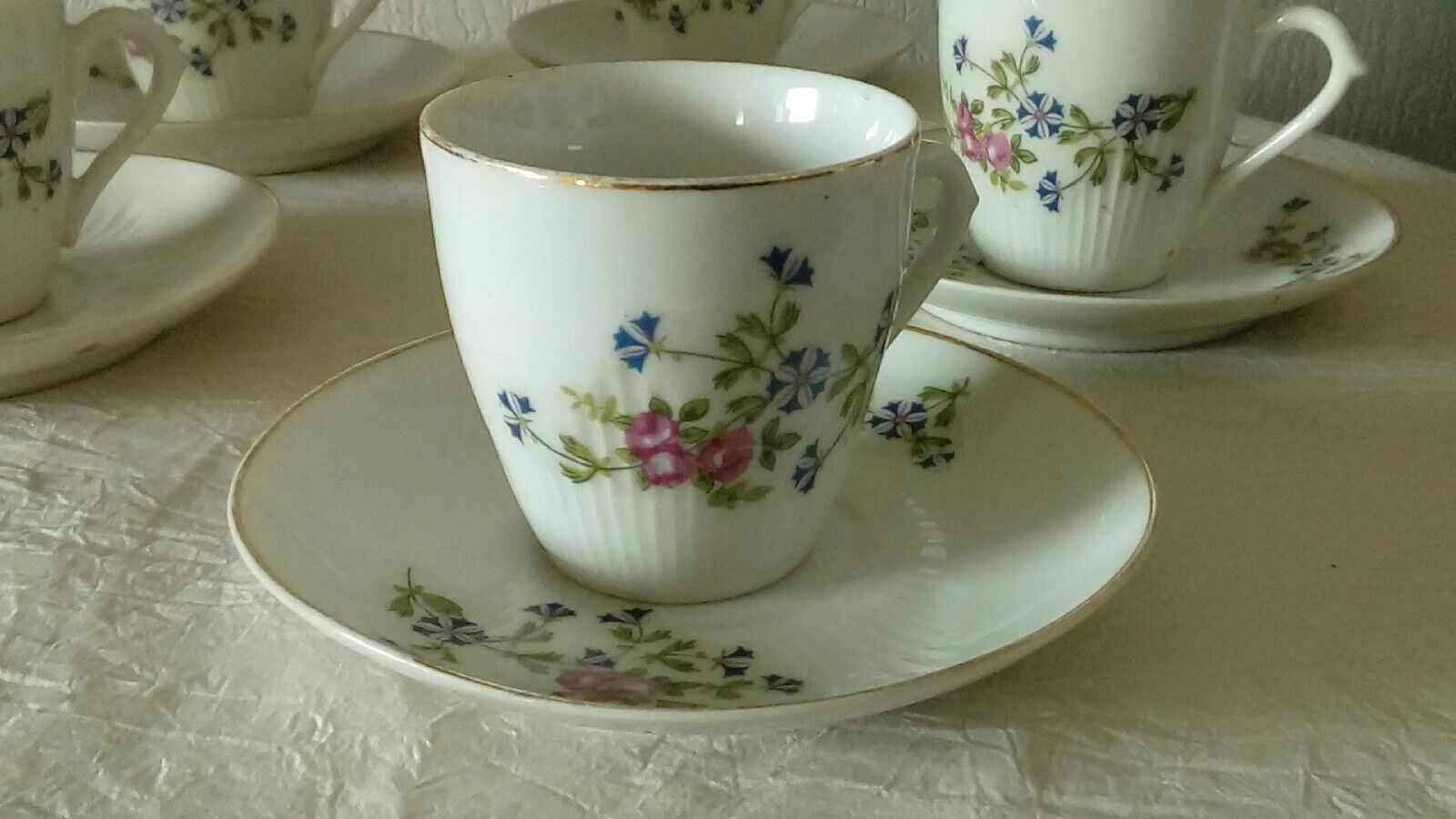 Tasses a cafe en porcelaine decor au barbeau