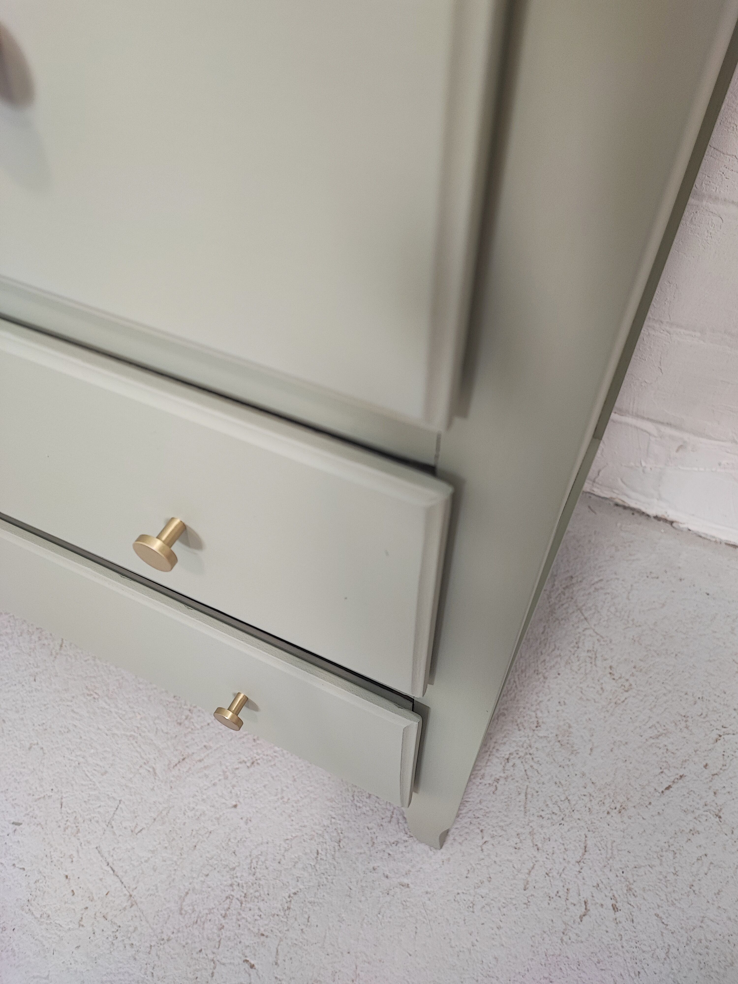 Commode vintage vert amande