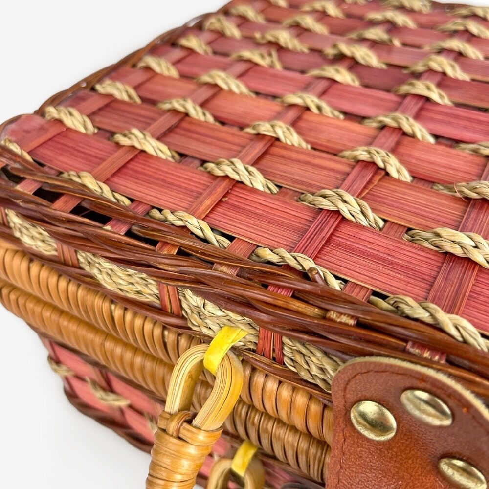 Vintage pink case in braided wicker and rope