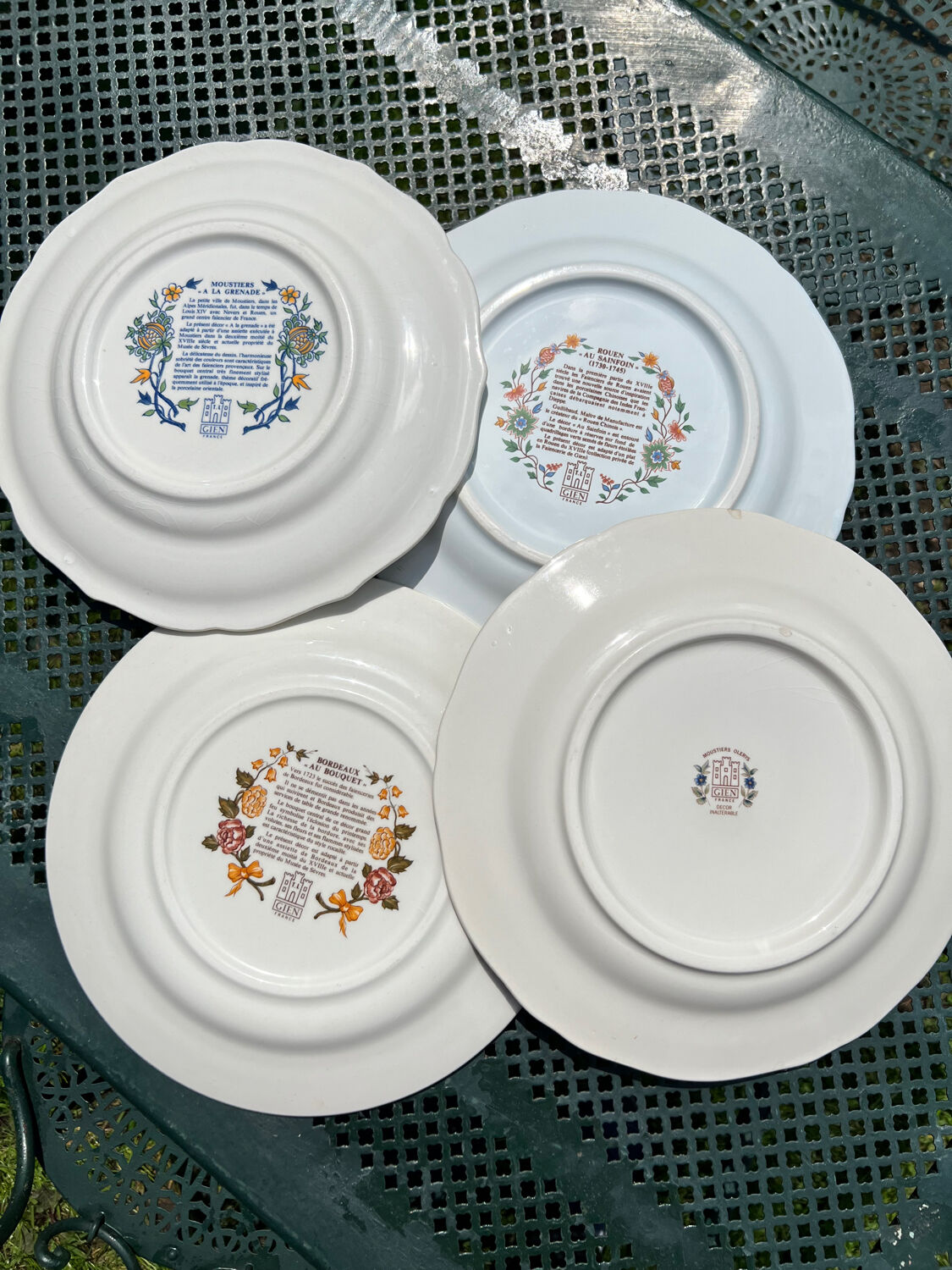 Composition of 4 flat earthenware plates, Gien