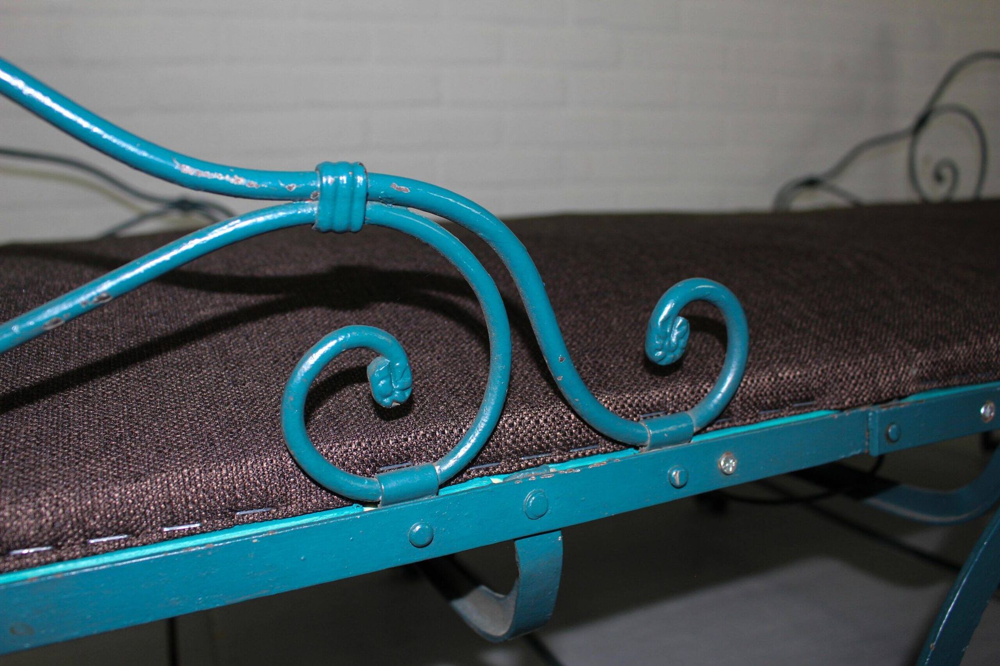 Lit de jour en métal pliable avec nouvelle sangle et rembourrage
