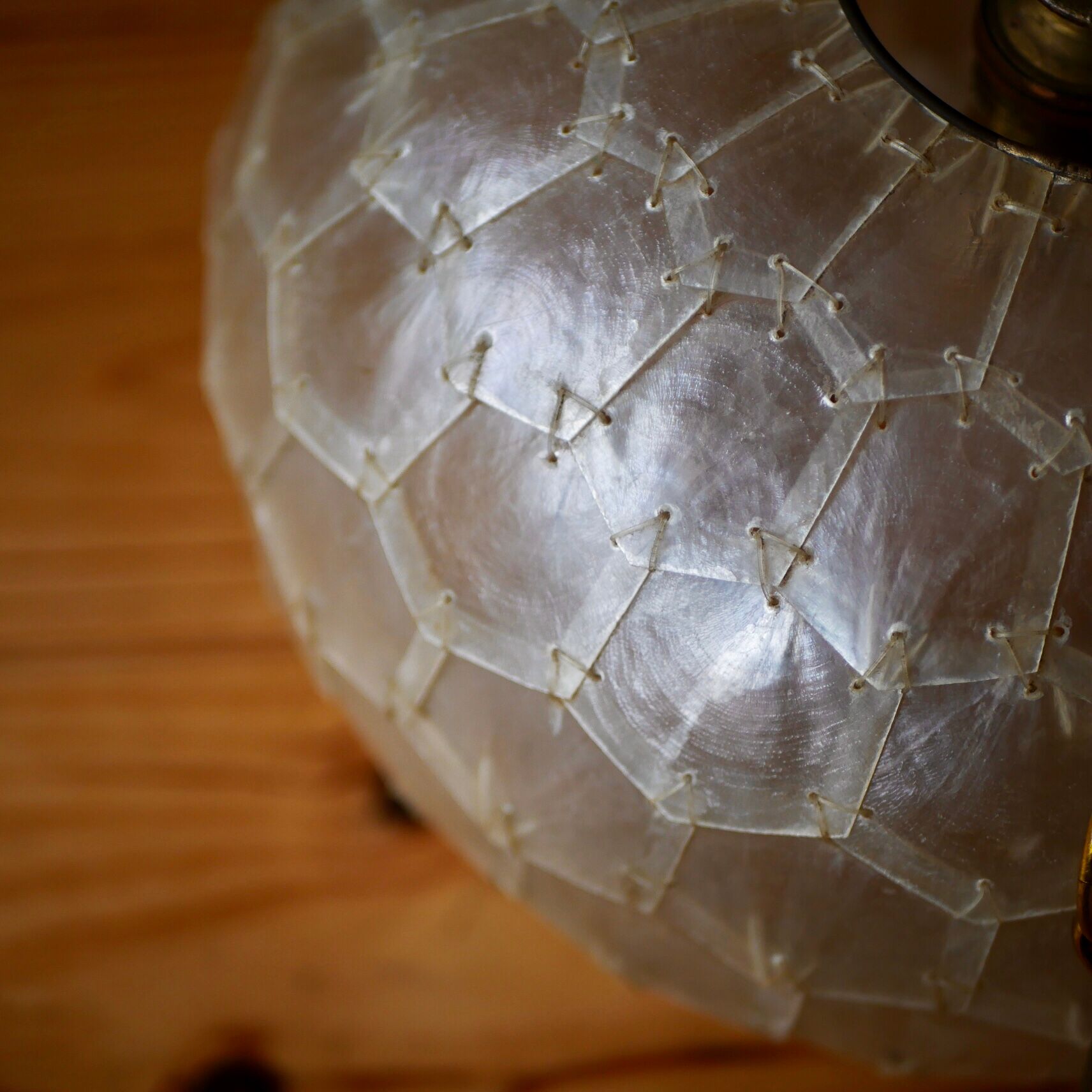 Suspension in pearls of mother-of-pearl of Capiz and brass