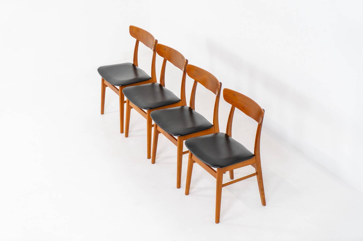 Ensemble de 4 chaises de salle à manger Mosbøl par Findahl (Danemark, années 1960).