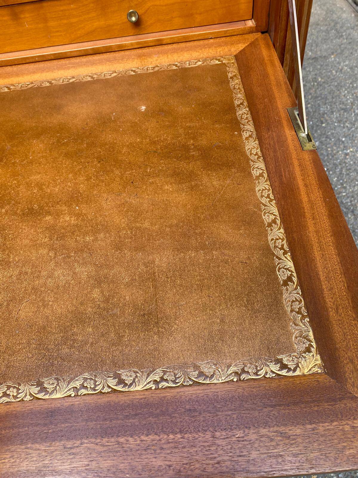 Secretary with drop-leaf in Louis XVI style, made of solid wood and brass, desk/commode.