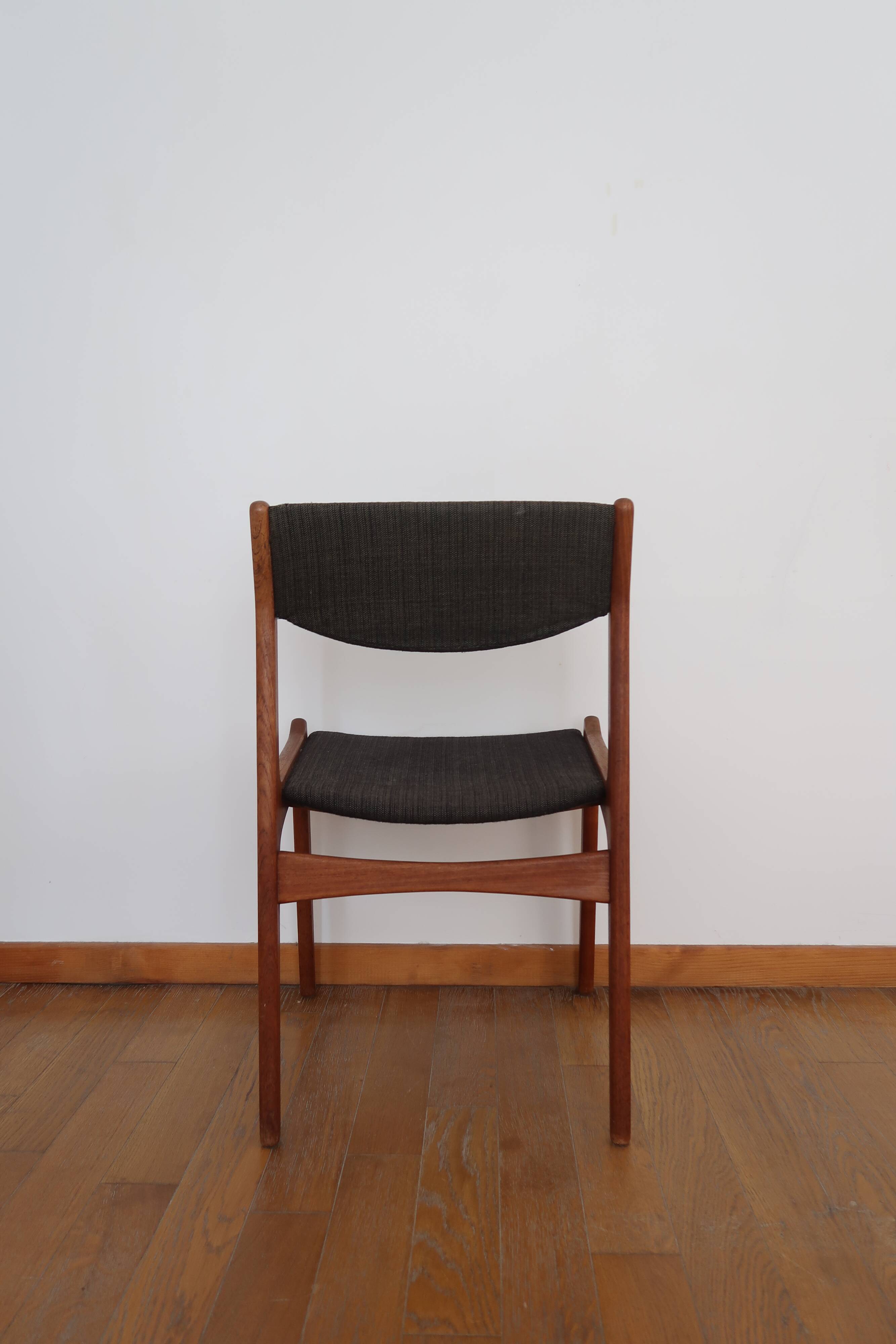 4 chaises vertes danoises estampillées