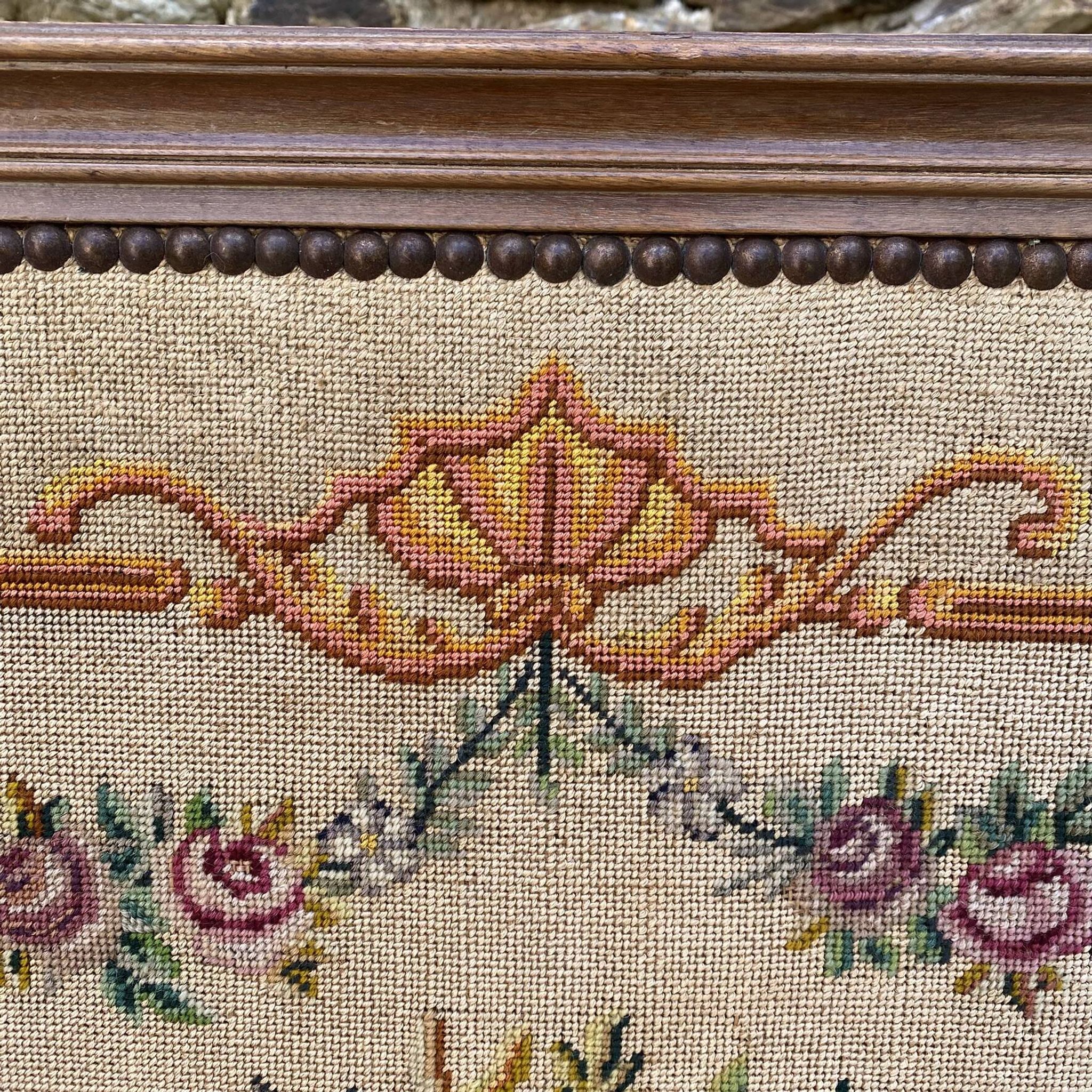 Ecran de cheminée en bois et tissu brodé 94X62