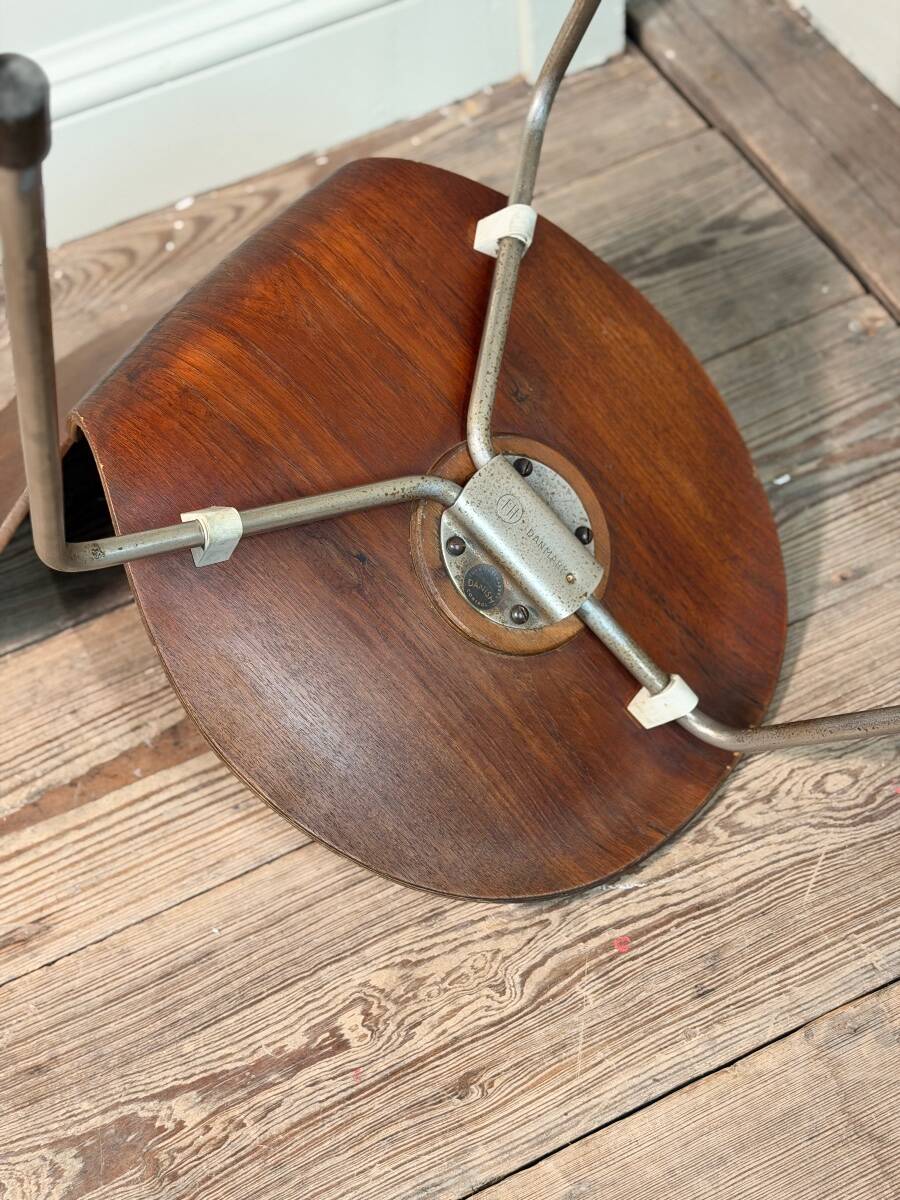 Arne Jacobsen for Fritz Hansen, "Ant" chair, model 3100, first version with three legs.