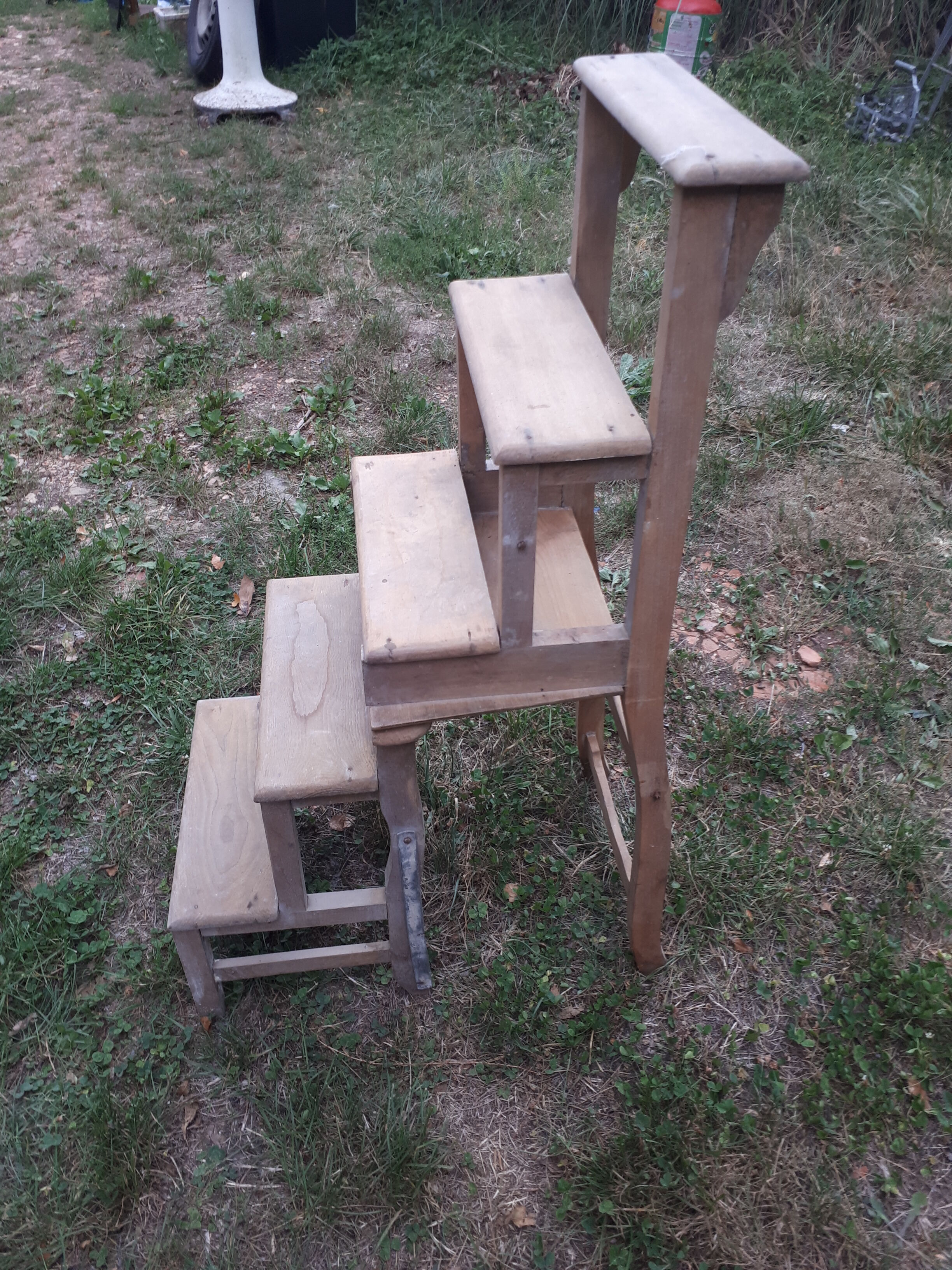 Natural wood escrow chair