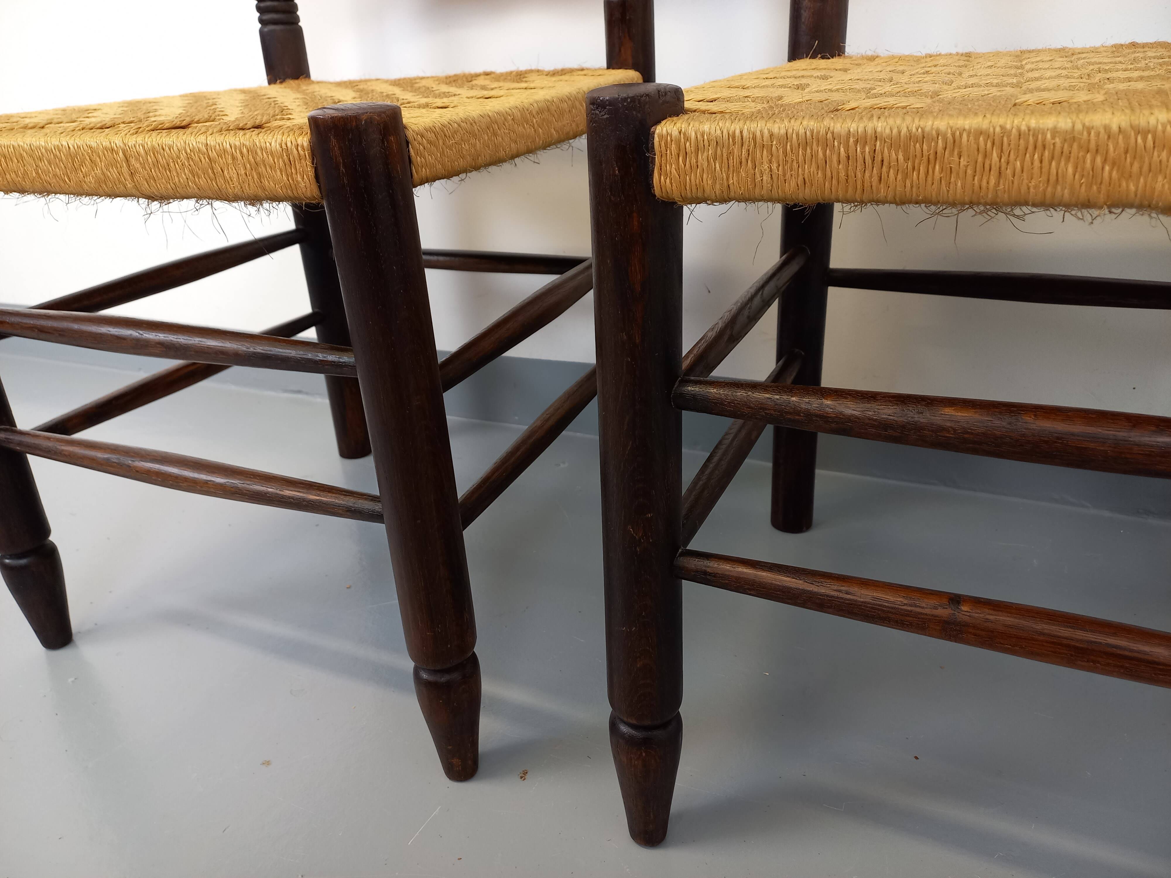 Pair of vintage Arts & Crafts chairs in the style of Antonio Calligaris in oak wood and rope from the 1970s.