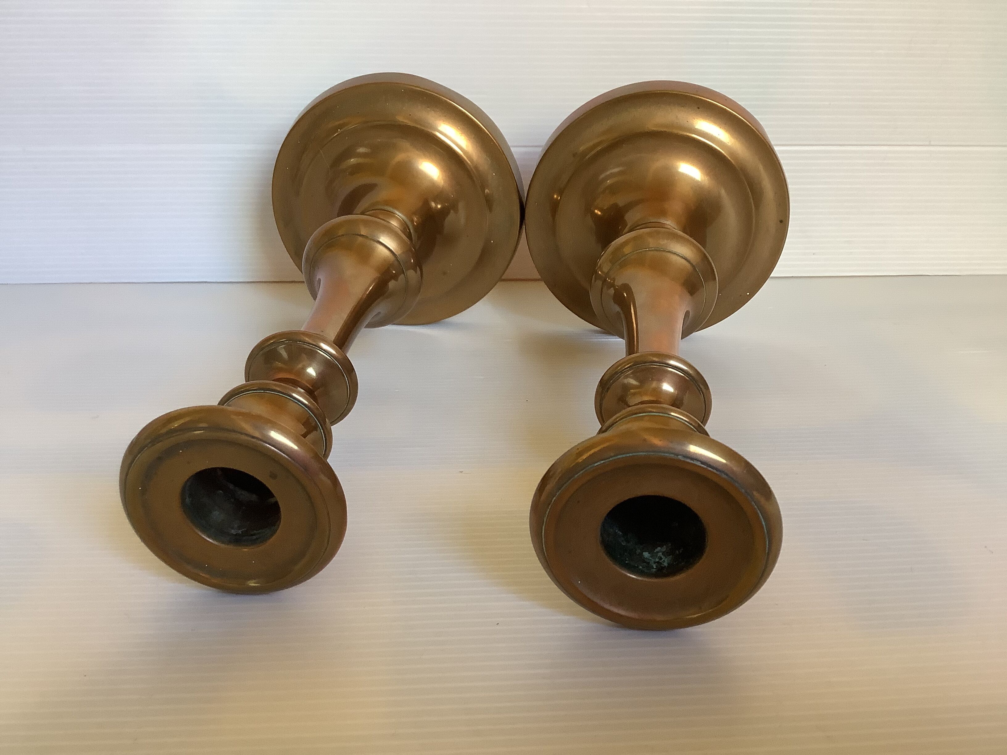 Paire d’anciens bougeoirs en laiton