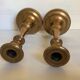 Paire d’anciens bougeoirs en laiton