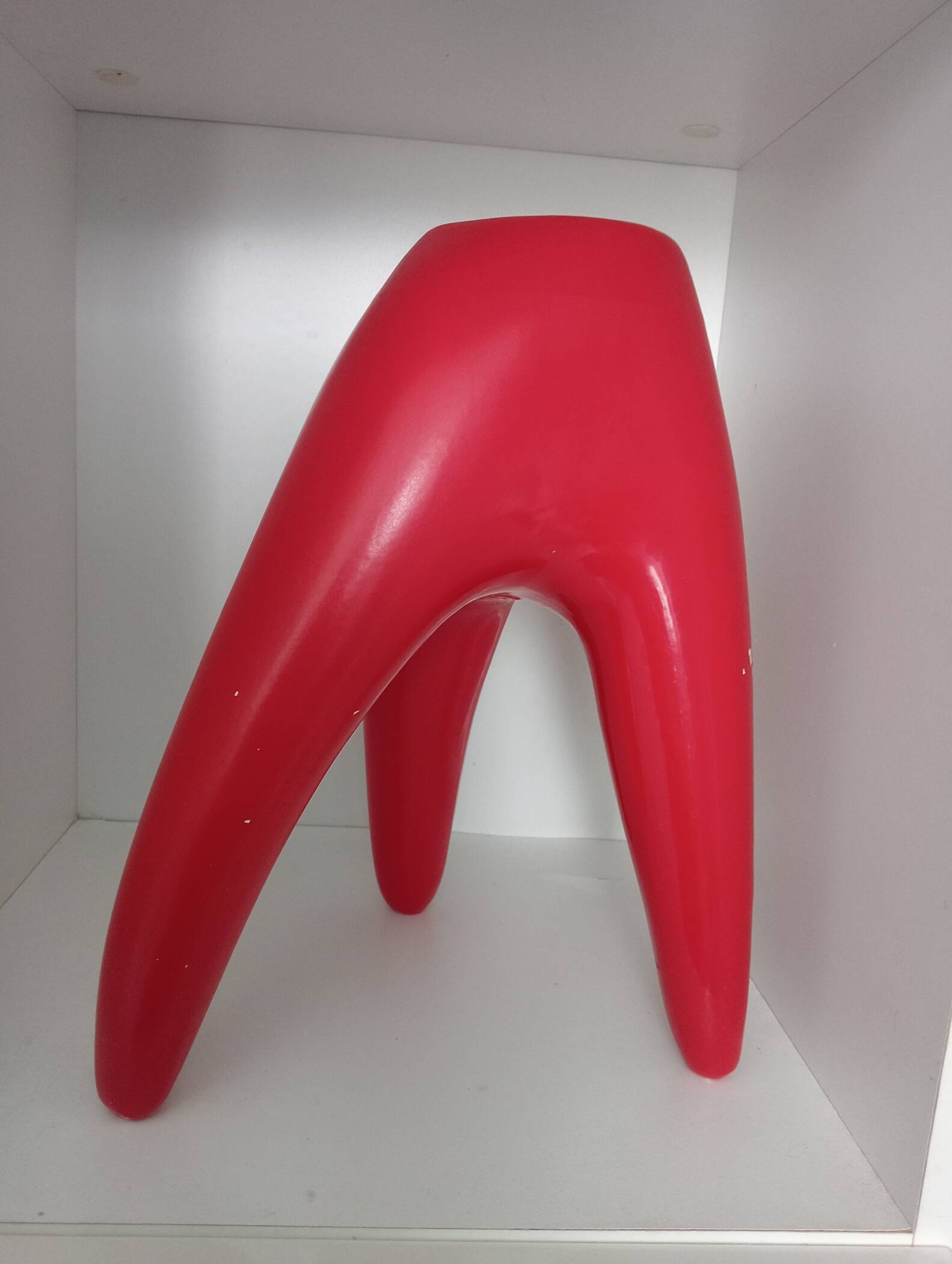 Tooth-shaped vase