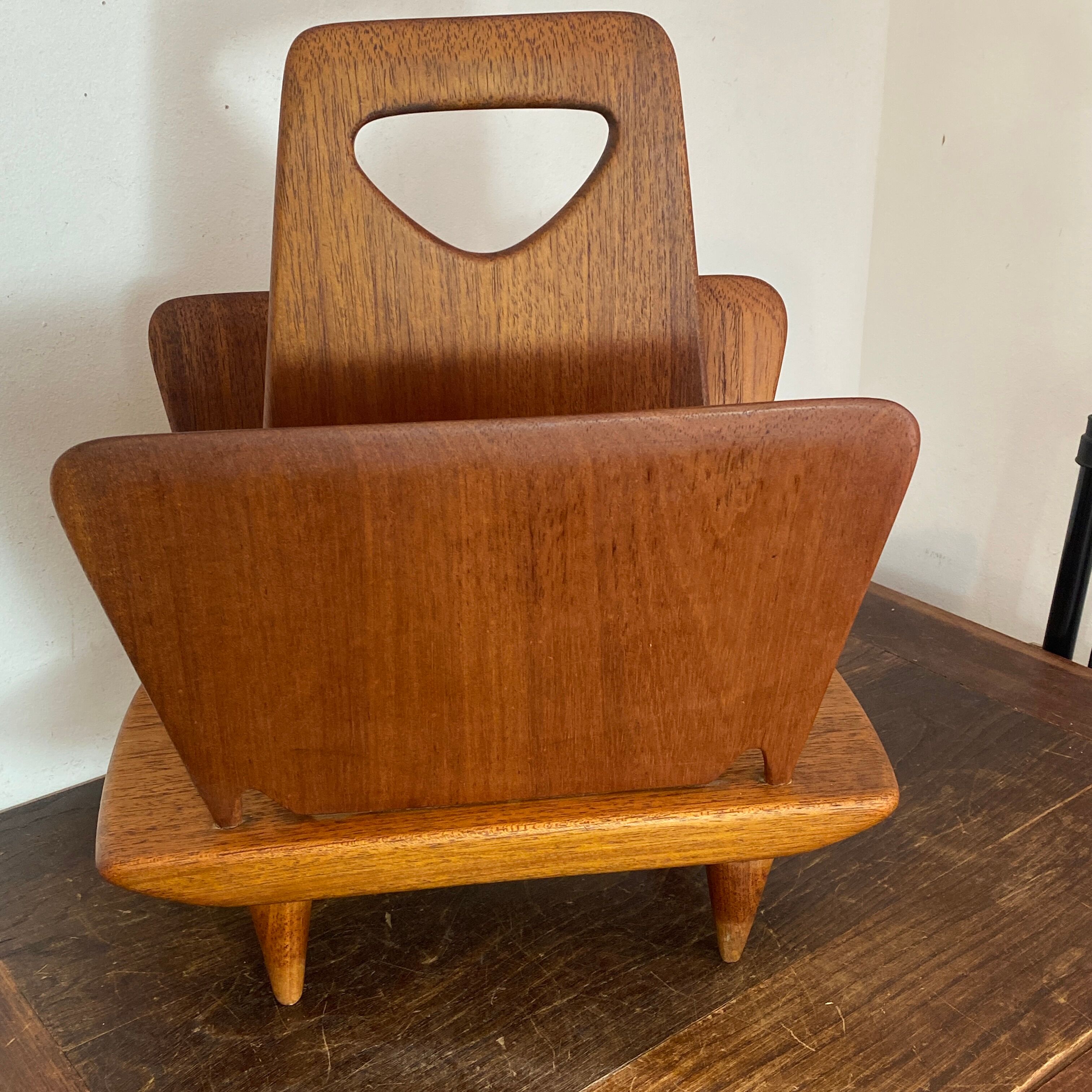 Magazine rack, in oak, by Pierre Cruège