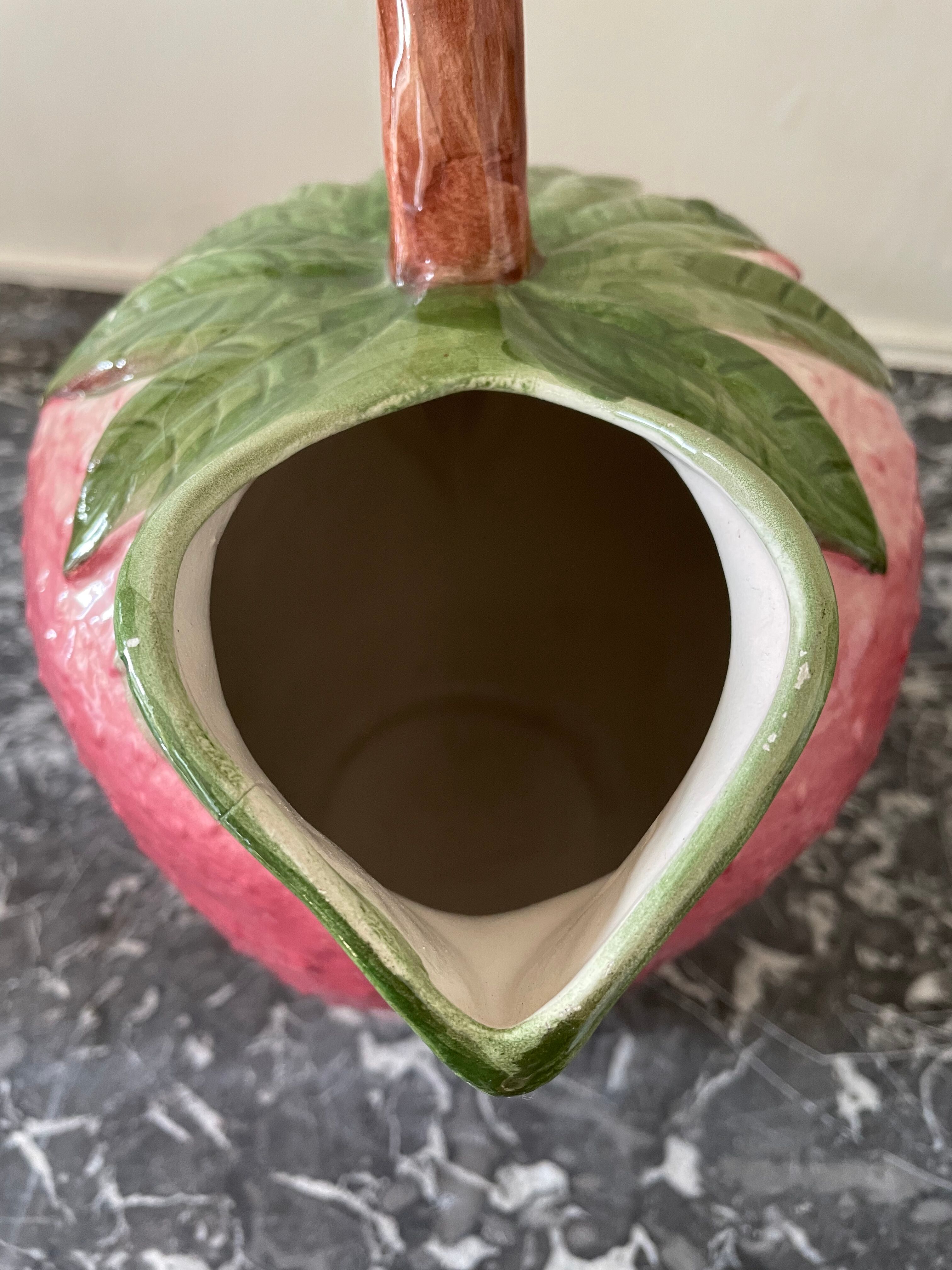 Strawberry-shaped slurry pitcher