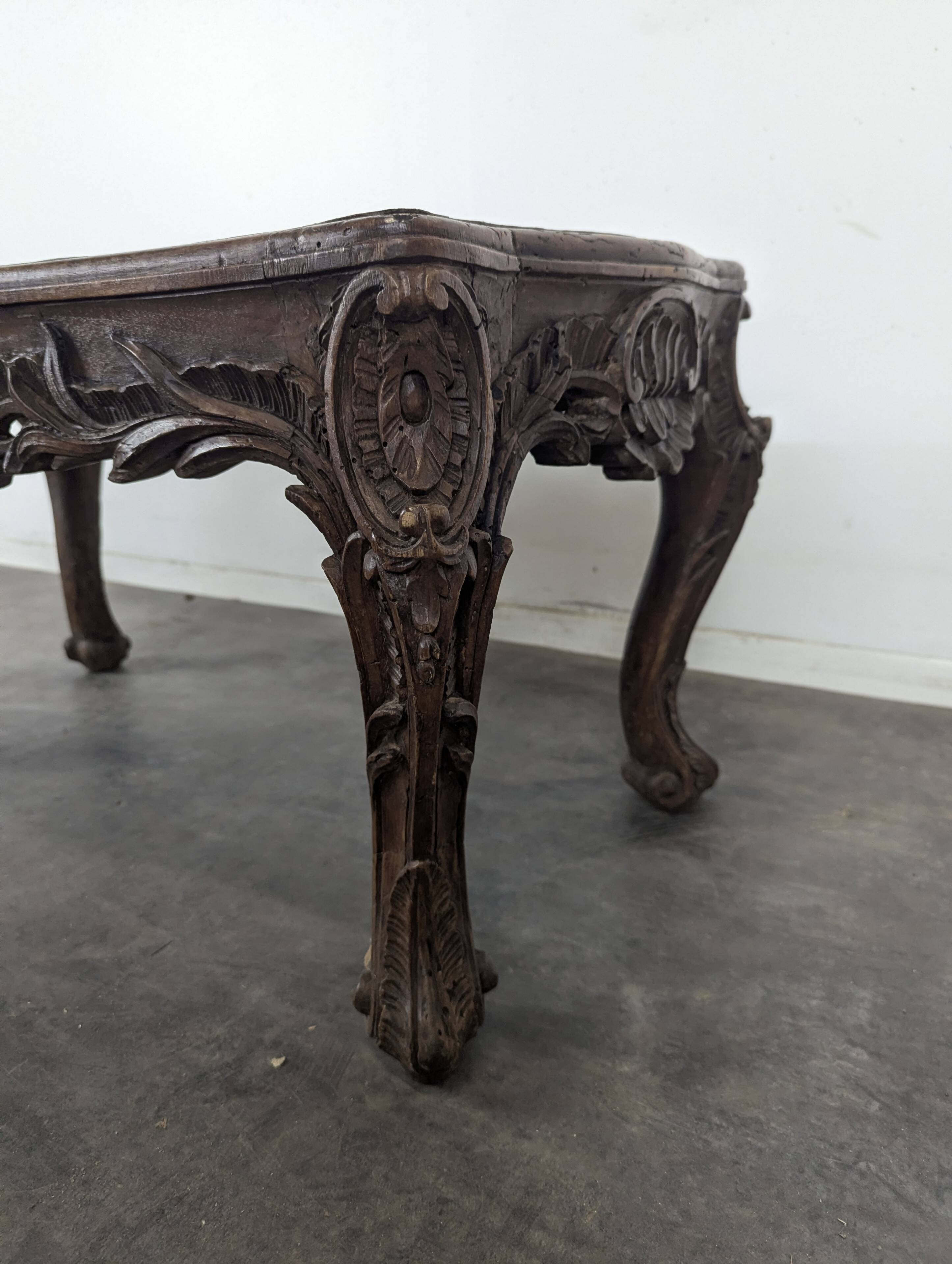 Louis XV coffee table in carved walnut with a gilded leather top.