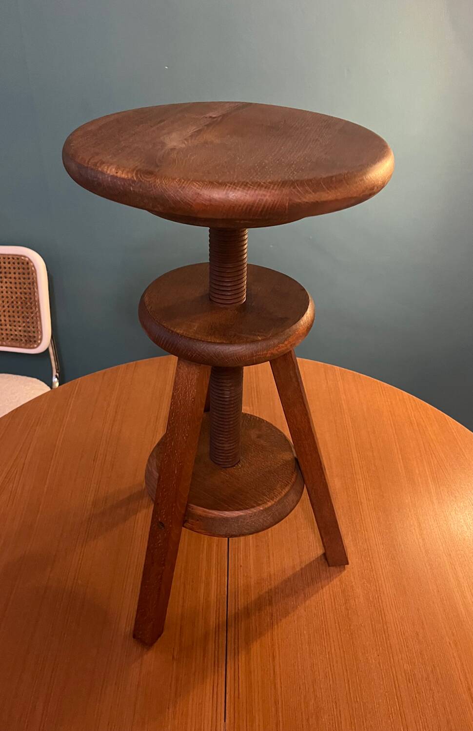 Wooden tripod stool from the 1970s, pivotable and adjustable