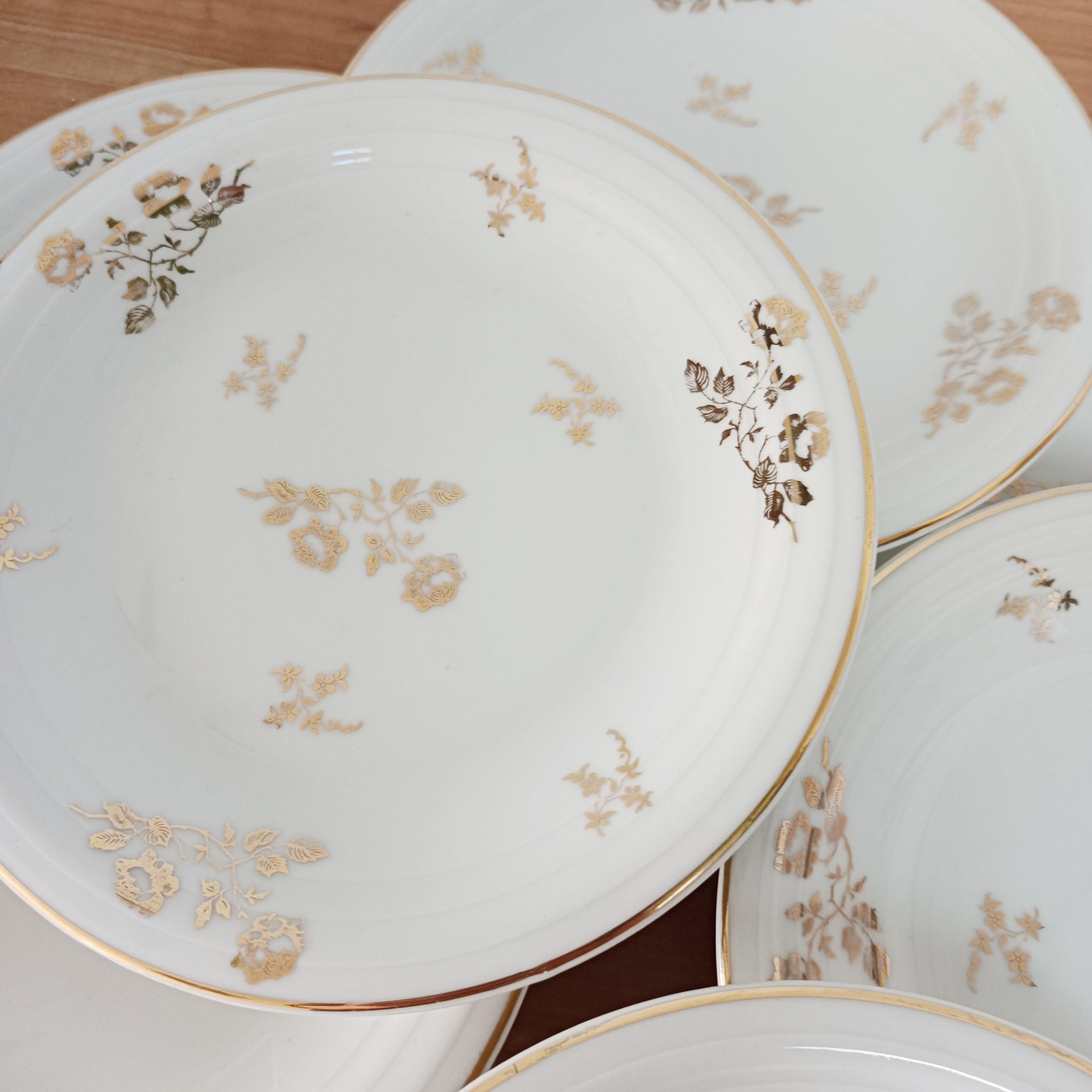 Dessert service, 10 plates and 1 pie dish, in Limoges Porcelain, white and gold