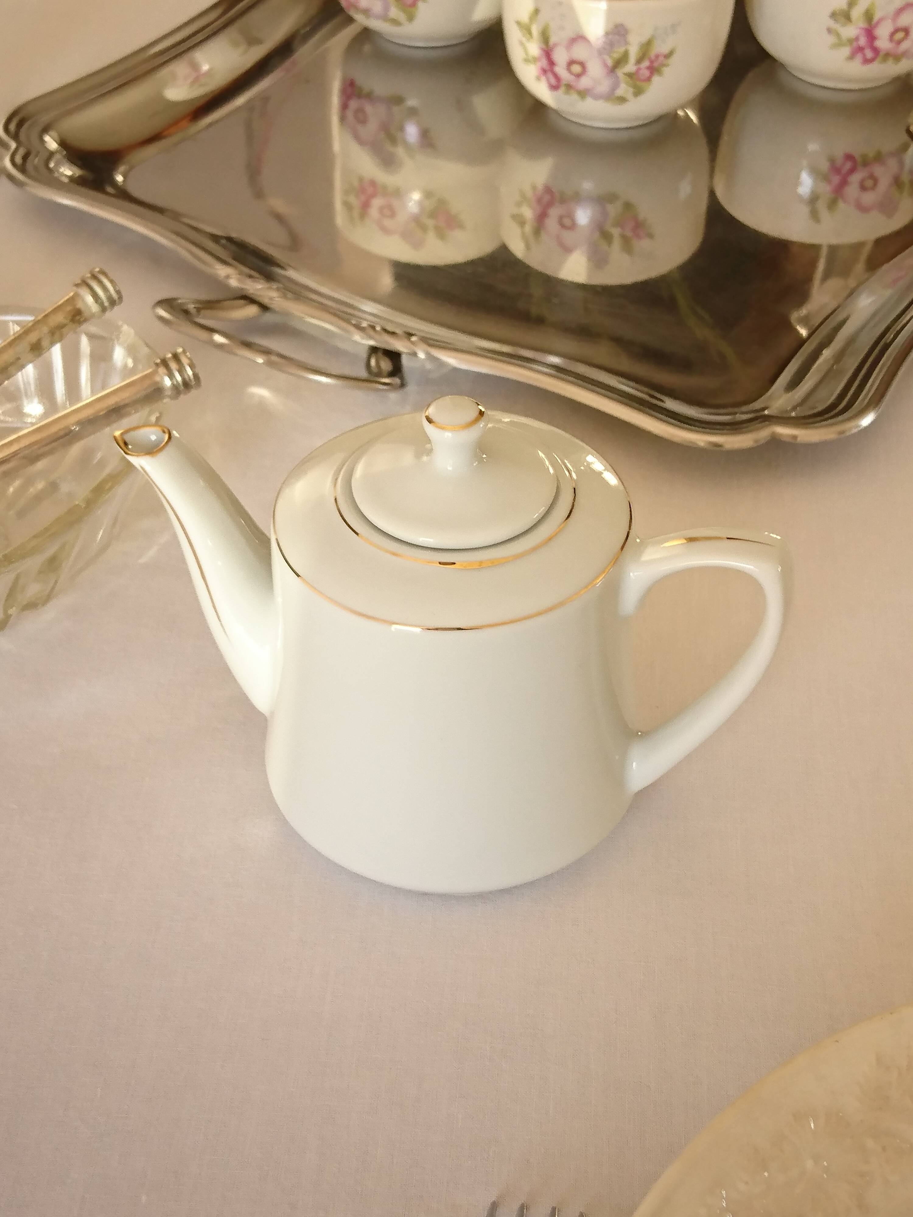 Selfish white porcelain teapot