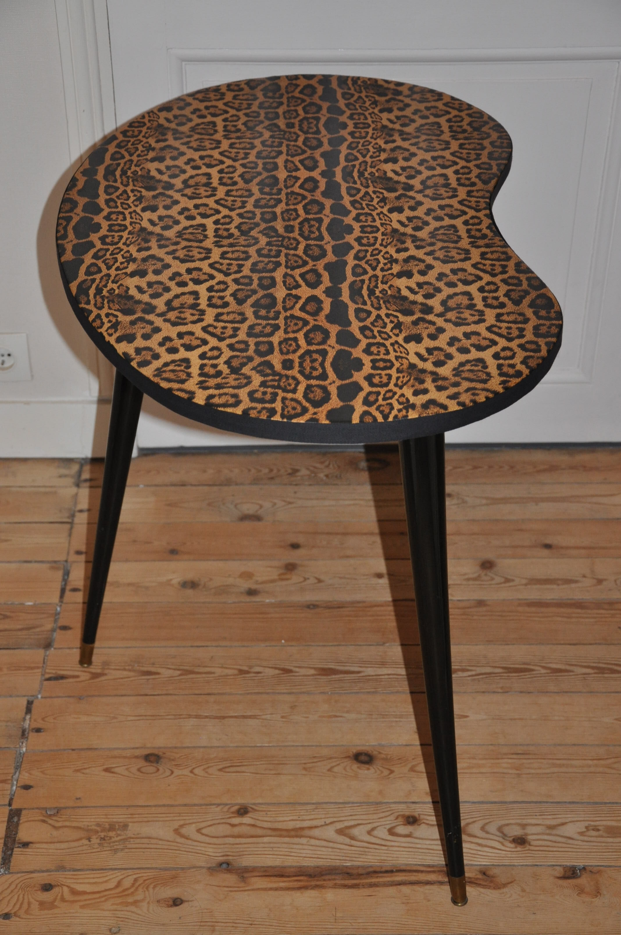 Table tripod shape vintage bean