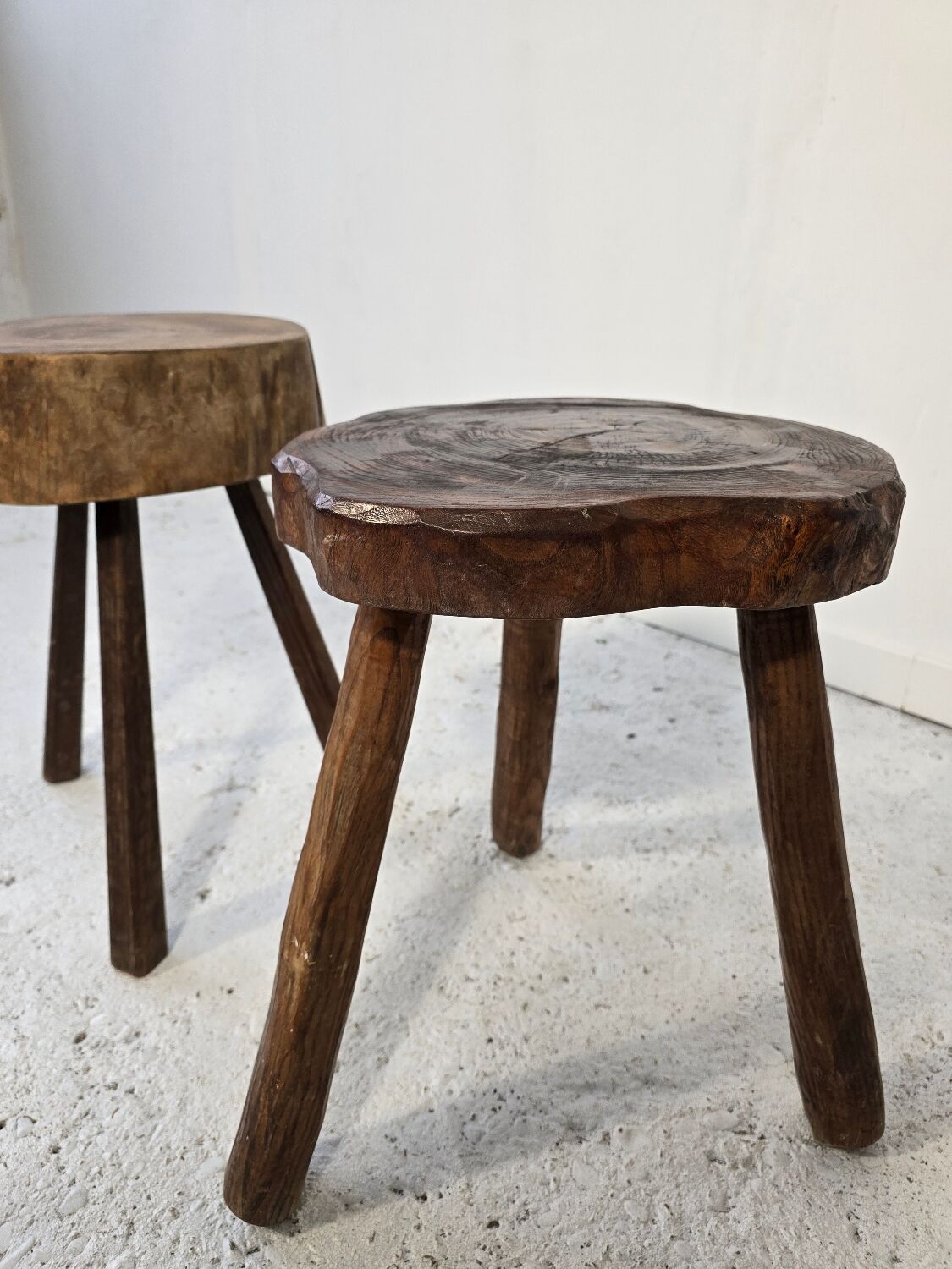 Pair of modernist brutalist stools in solid wood – Sculptures