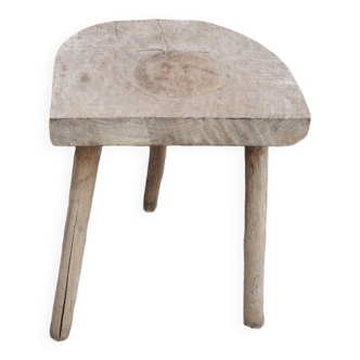 Ancien tabouret à traite en bois brut