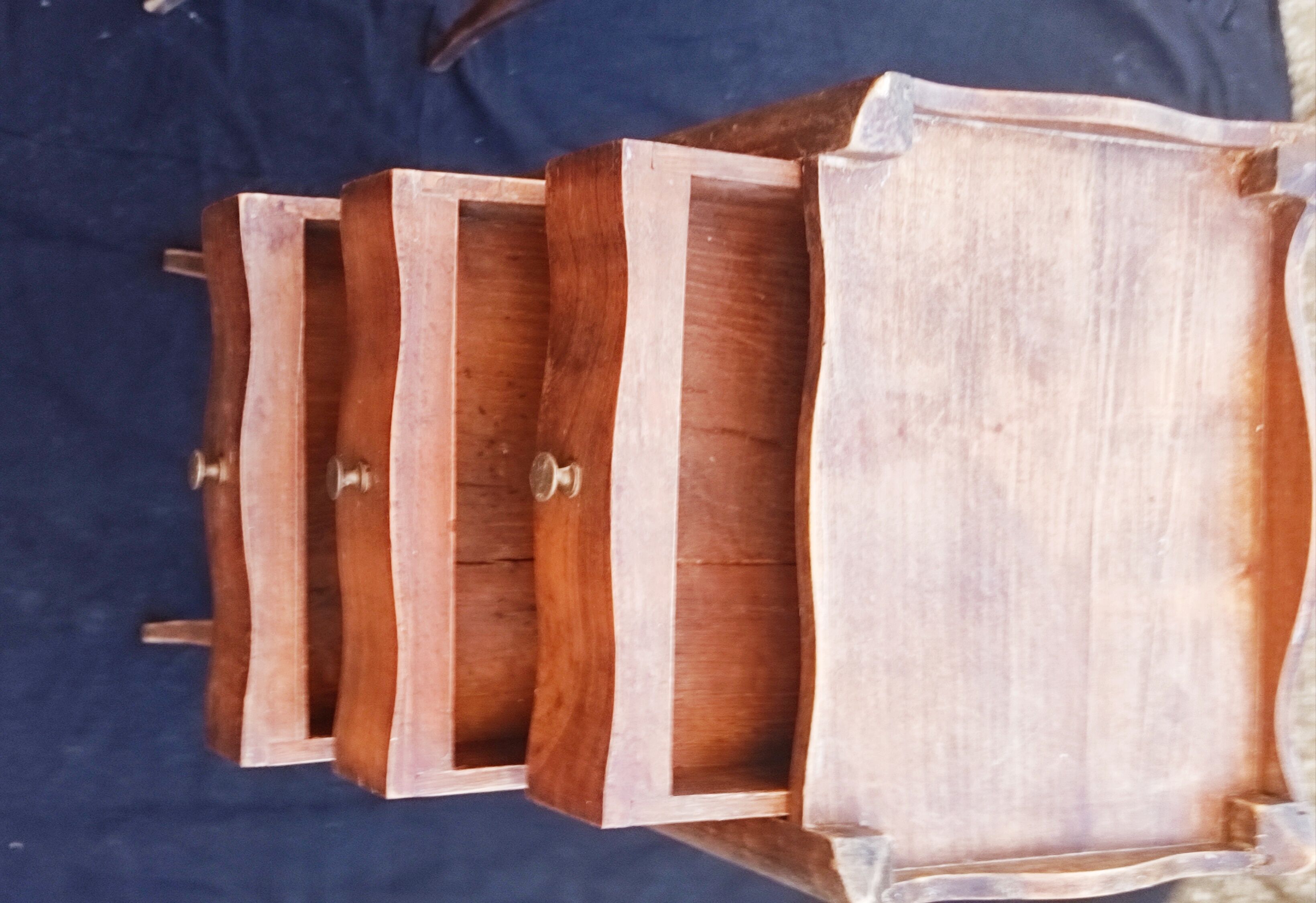 Tables de chevet en bois de noyer style Louis XV