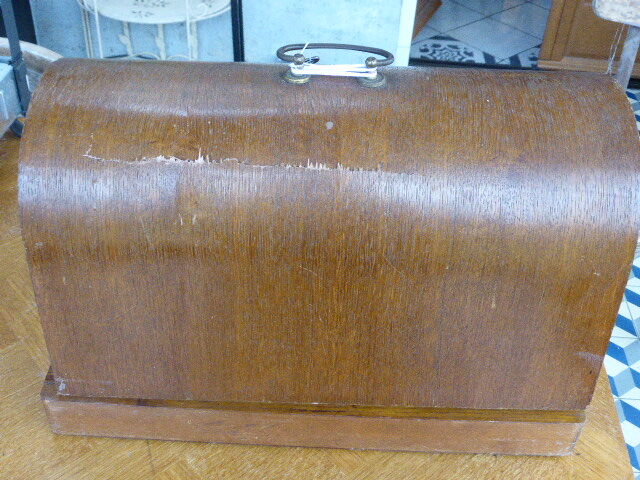 Gelria black metal sewing machine