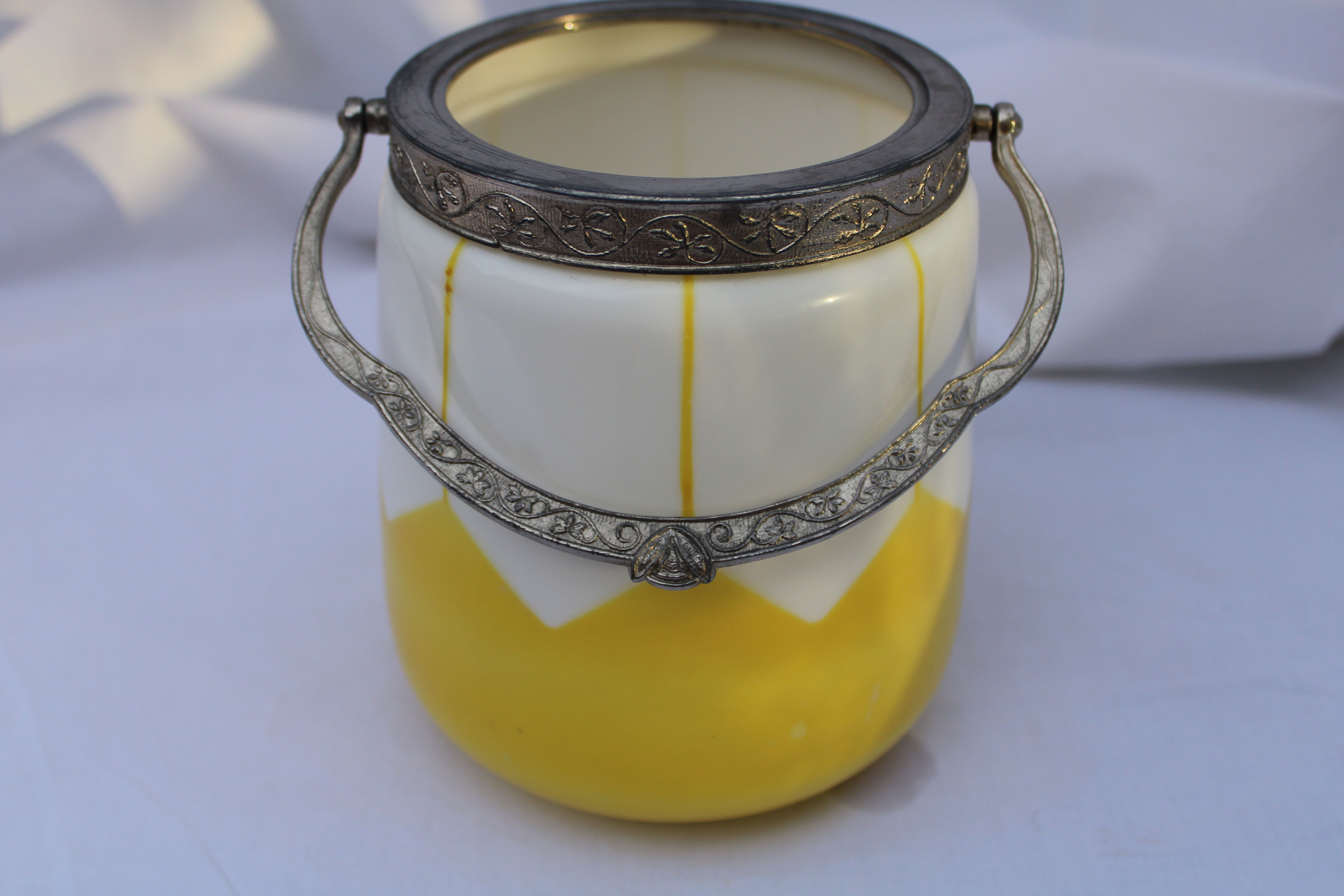 Ancien seau à glace opaline blanche et jaune