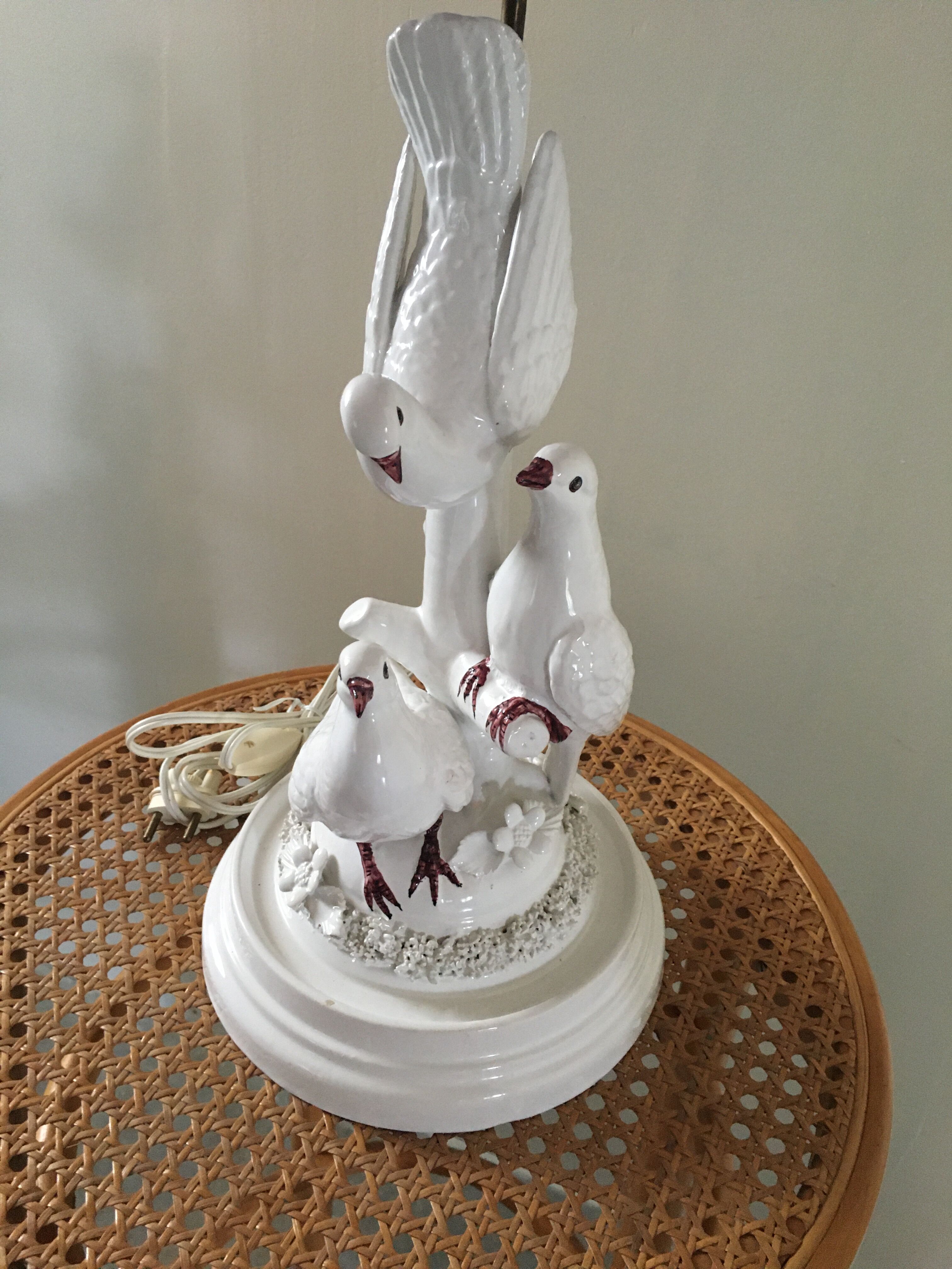 Triple white ceramic dove lamp