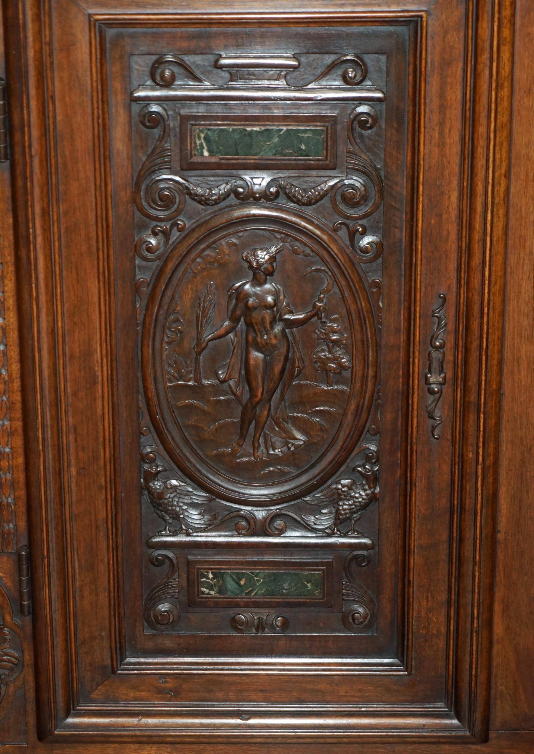 Cabinet Louis XIII revival en noyer et marbre sculpté