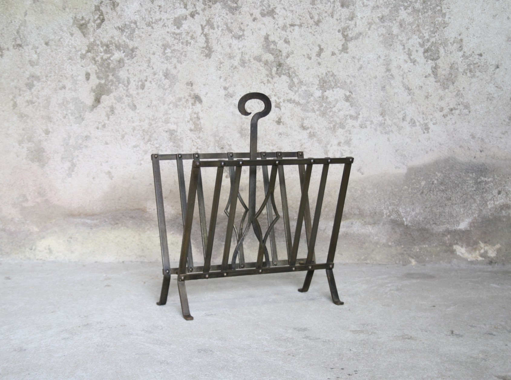 Metal magazine rack