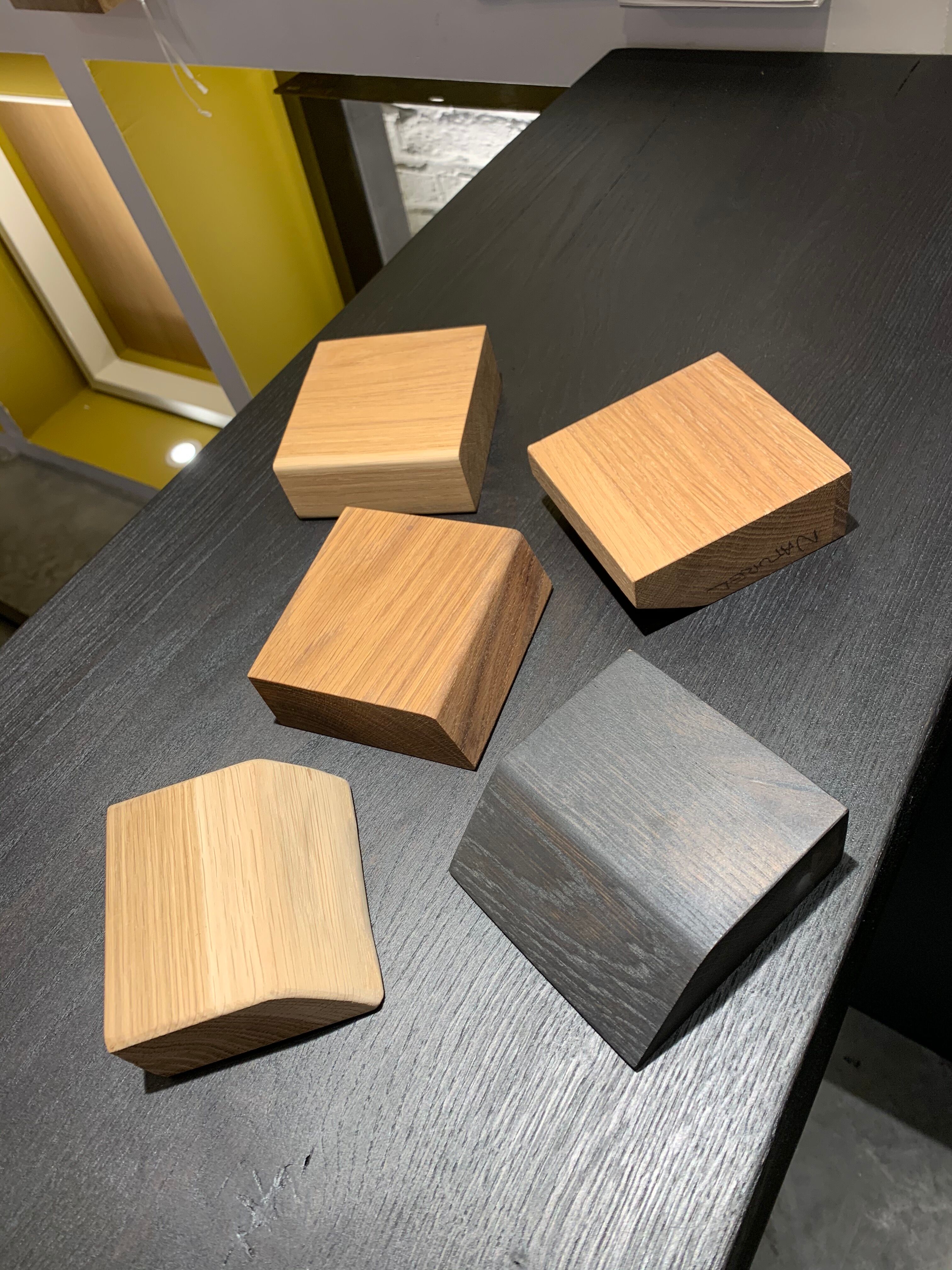 Table in light solid oak, vitrified, for 8, 10, 12 people comfort with metal legs in X