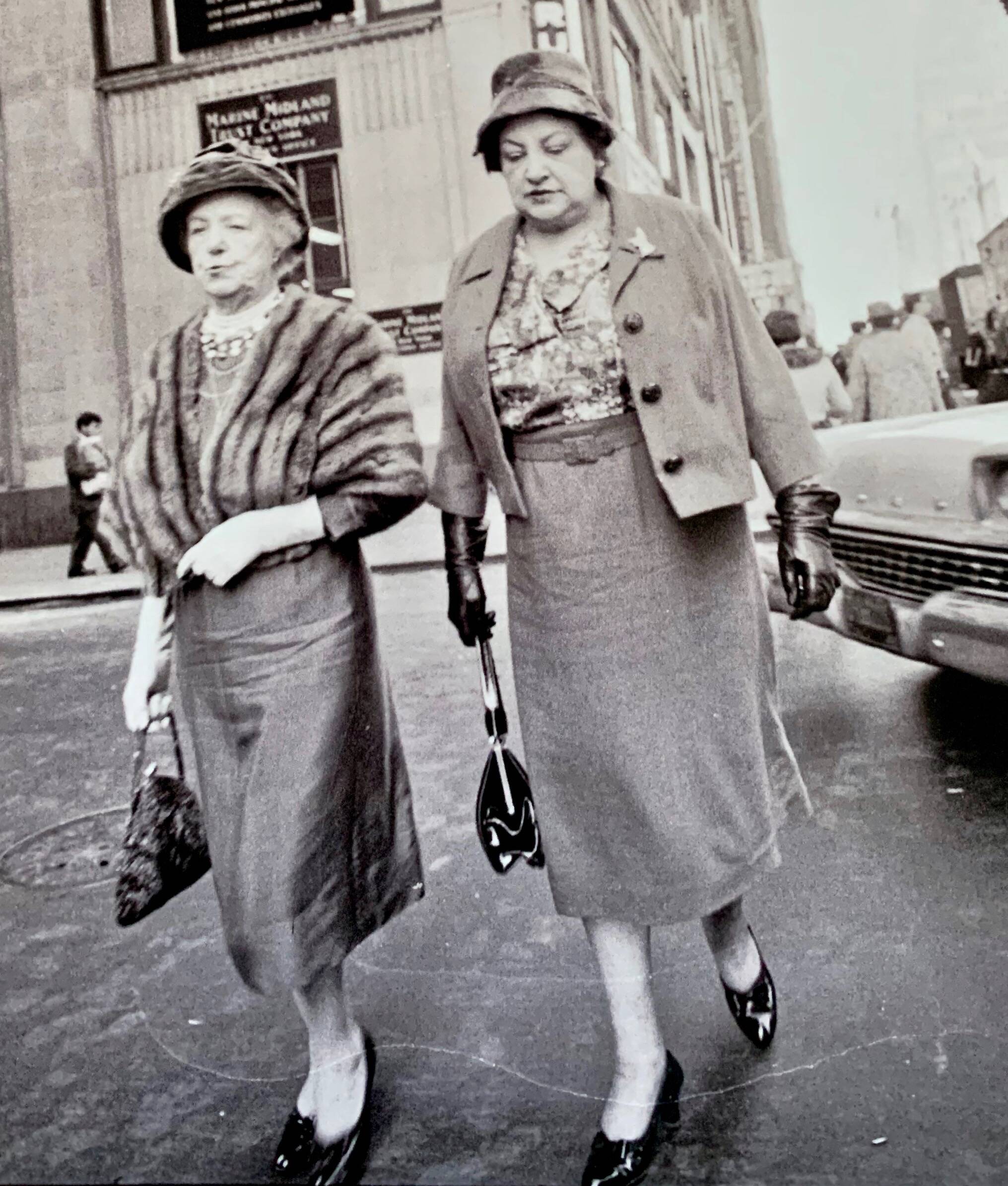 NEW YORK 1960 – Two ladies in Manhattan