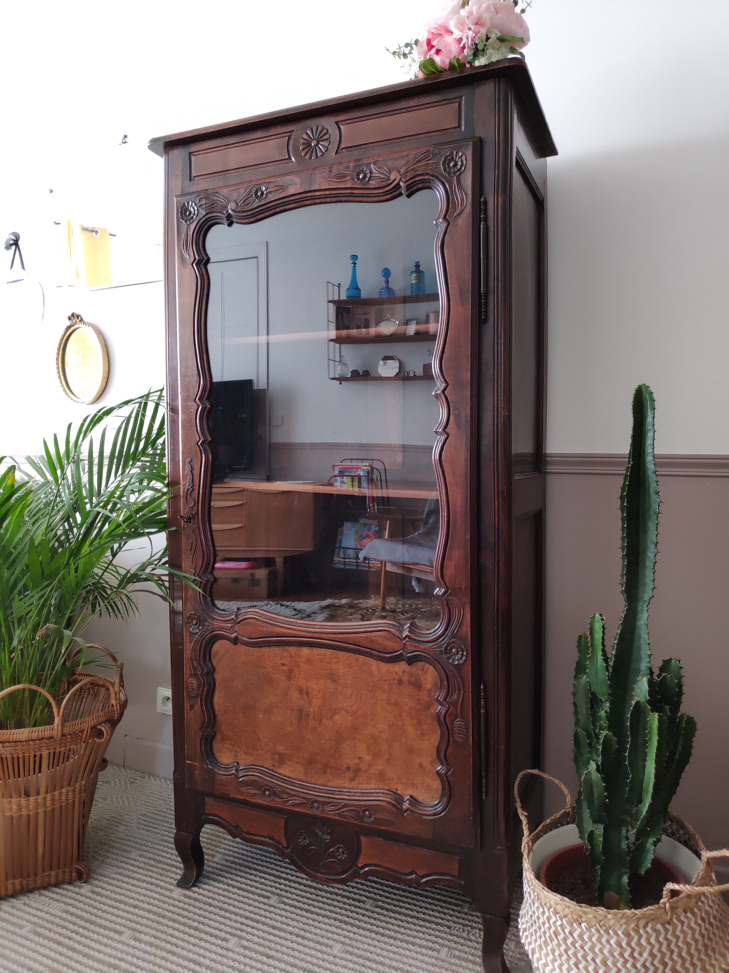 Window cap in elm magnifying glass