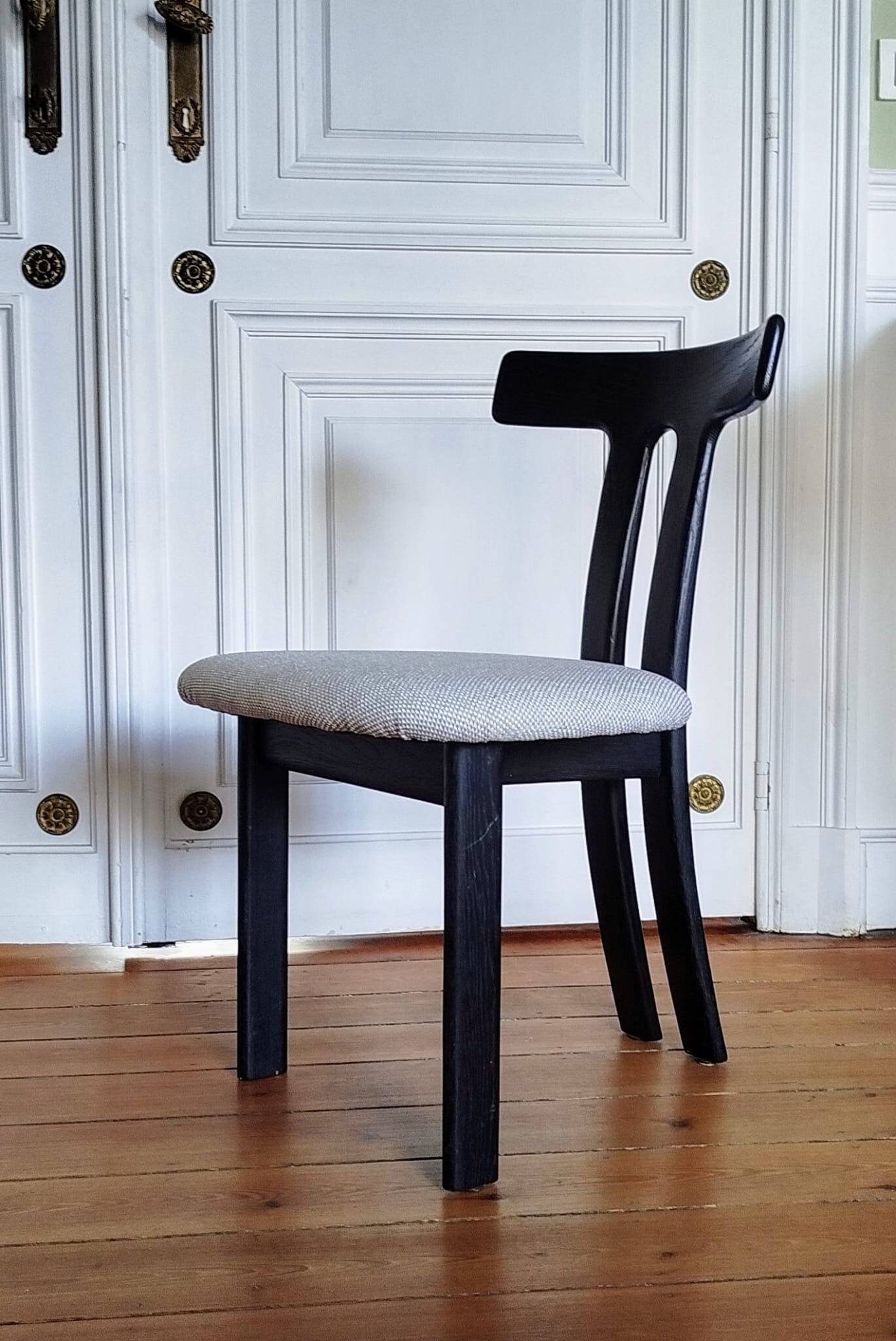 Set of 4 Oak "T-Shape" dining chairs