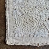 Housse de coussin fleurs en lin brodé