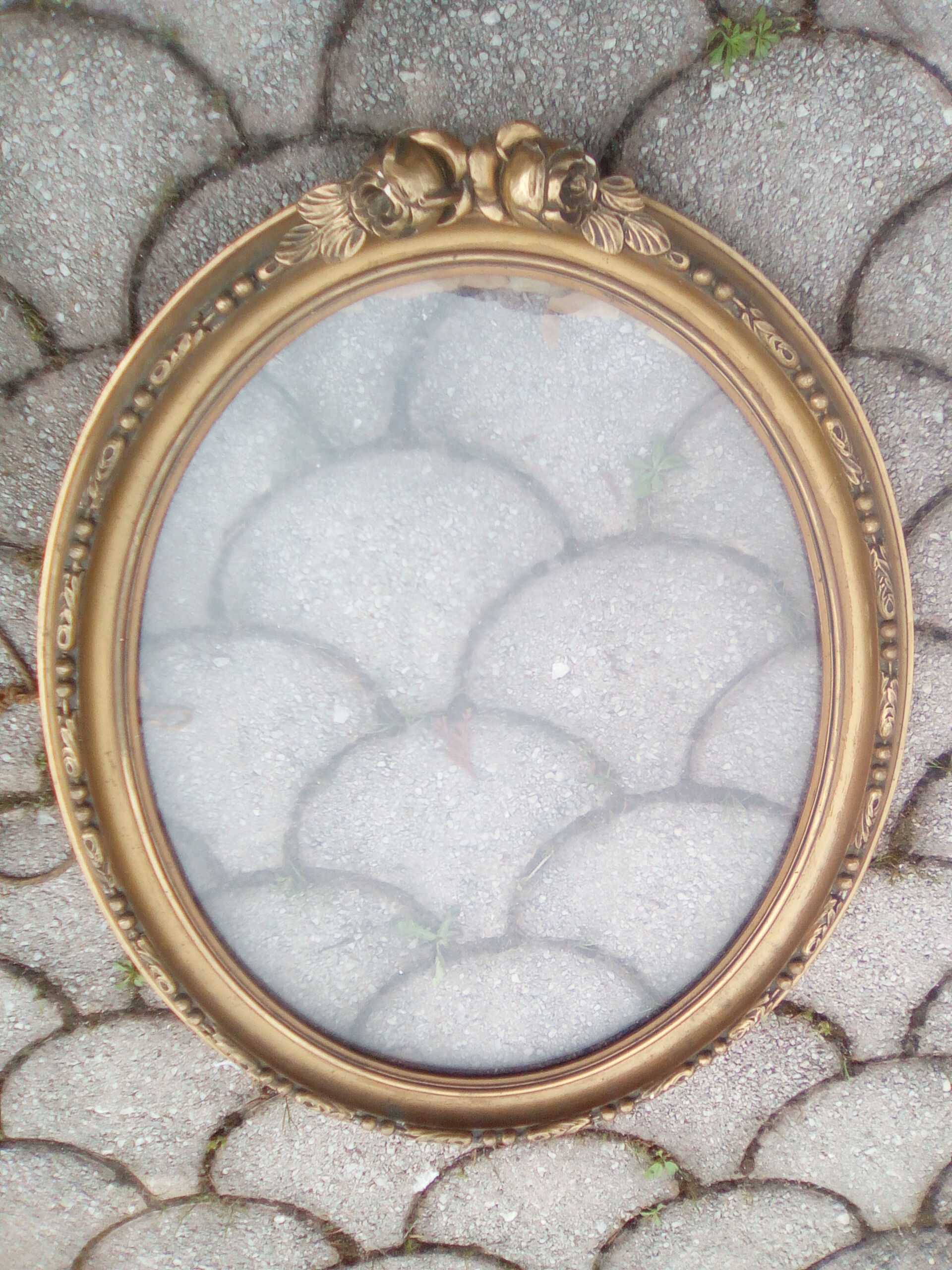 Oval photo frames in gilded wood with decoration, late 19th century