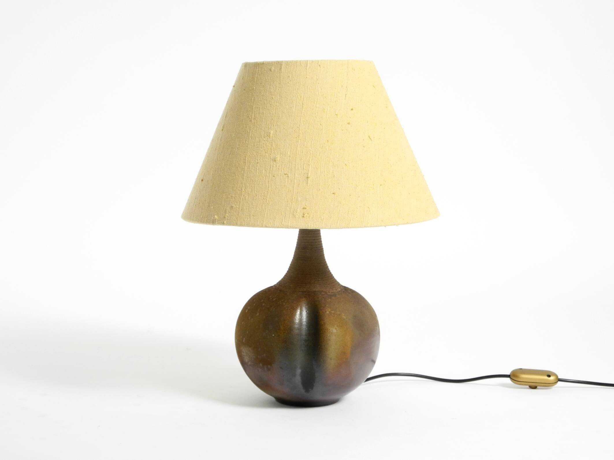 Très belle lampe de table en céramique des années 1960 avec abat-jour en tissu d'origine.