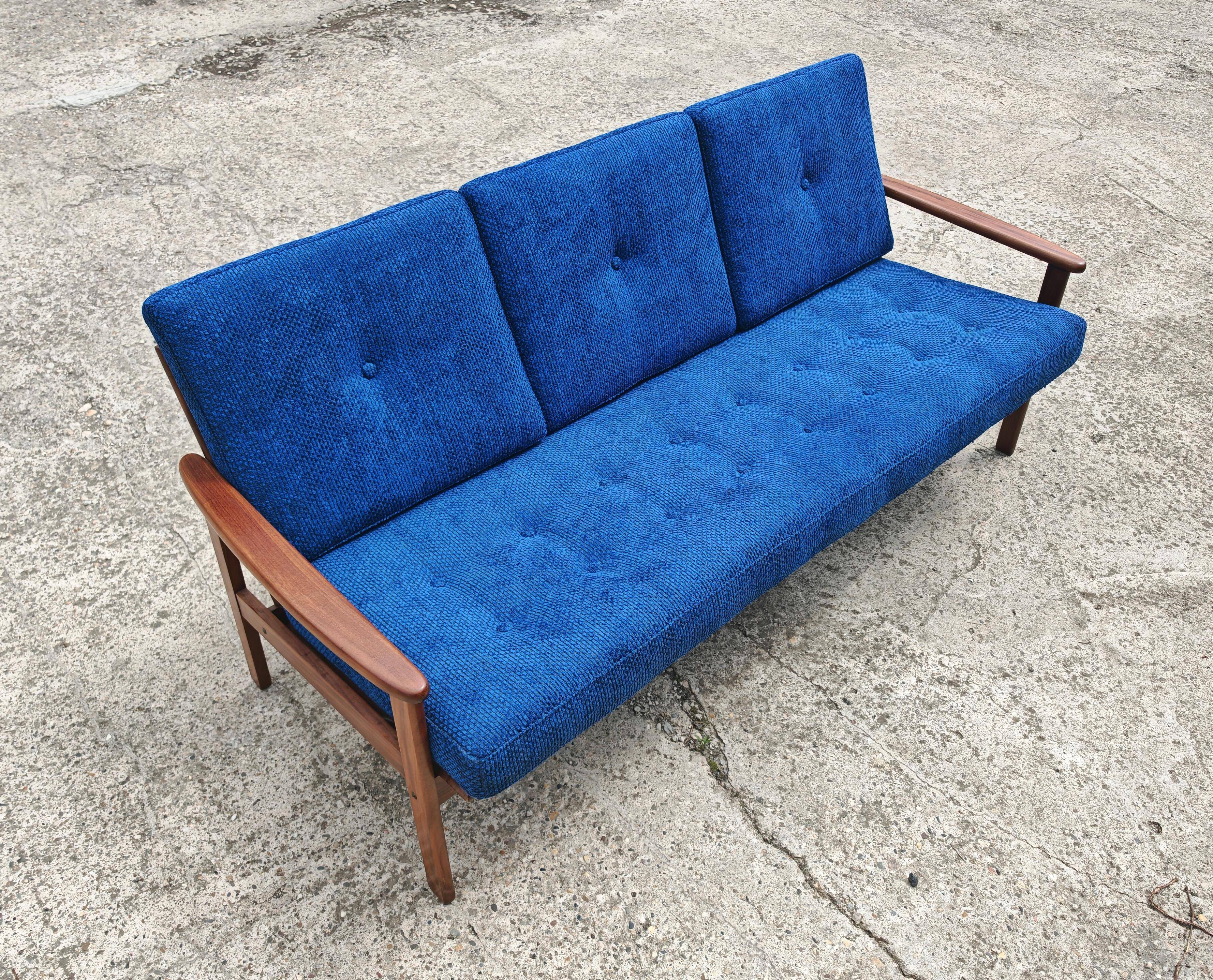 Mid Century 3-seater canapé in teak attributed to Arne Vodder.