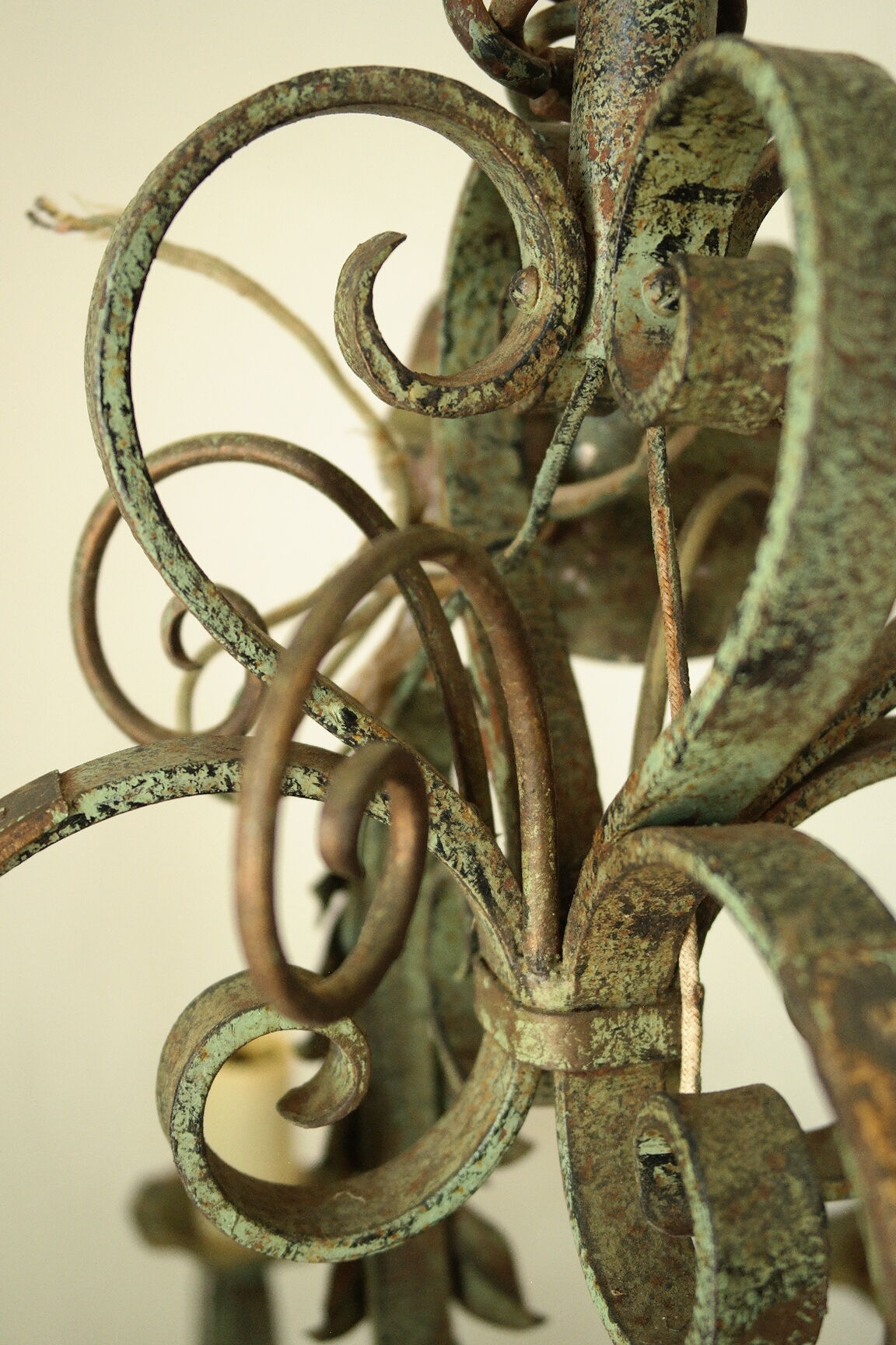 Lustre with 8 branches in wrought iron, grey-green patina and antique gilding.