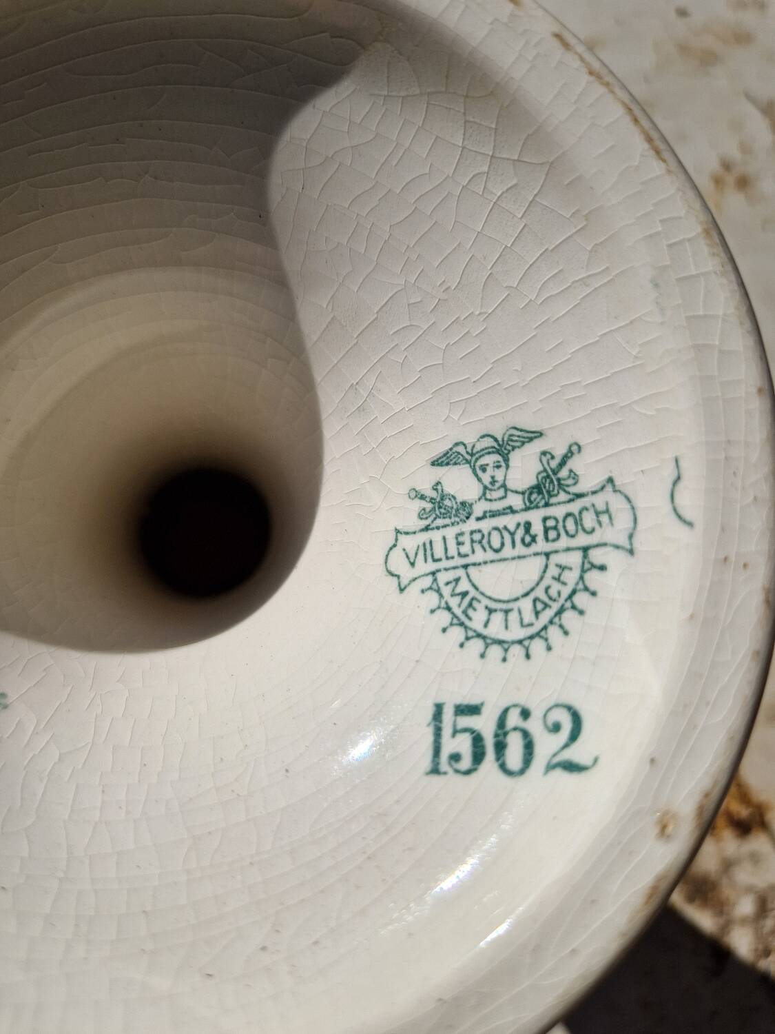 Round display stand on pedestal Villeroy Boch model 1562