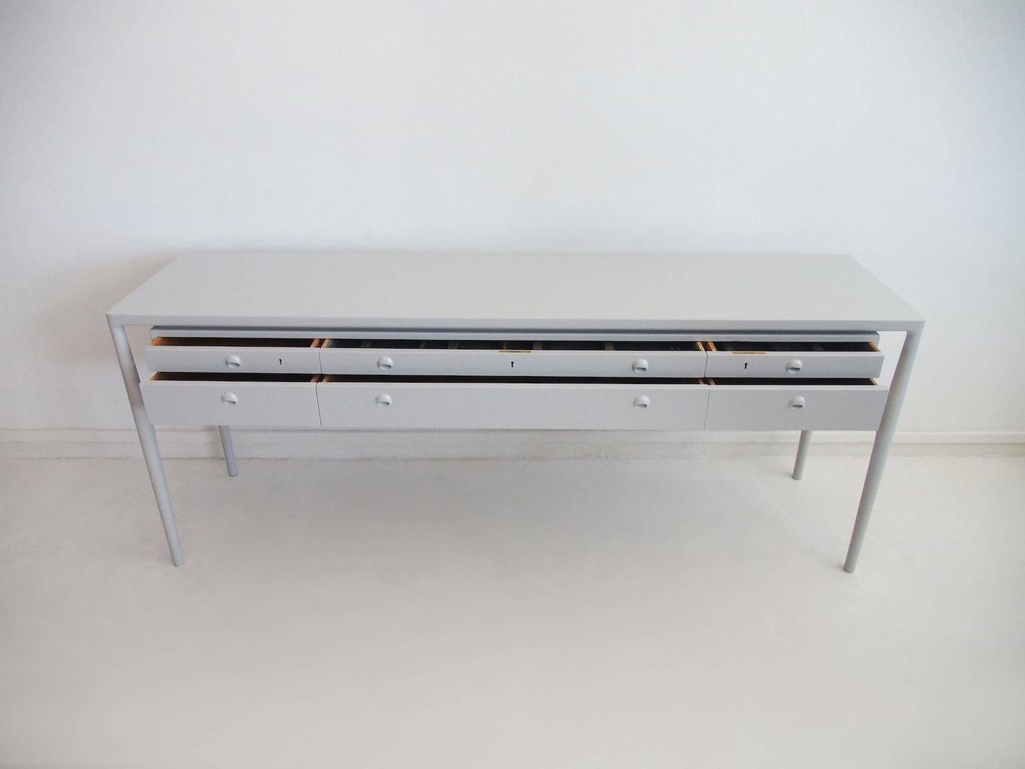 Enfilade en bois peint en gris clair, Helge Vestergaard-Jensen