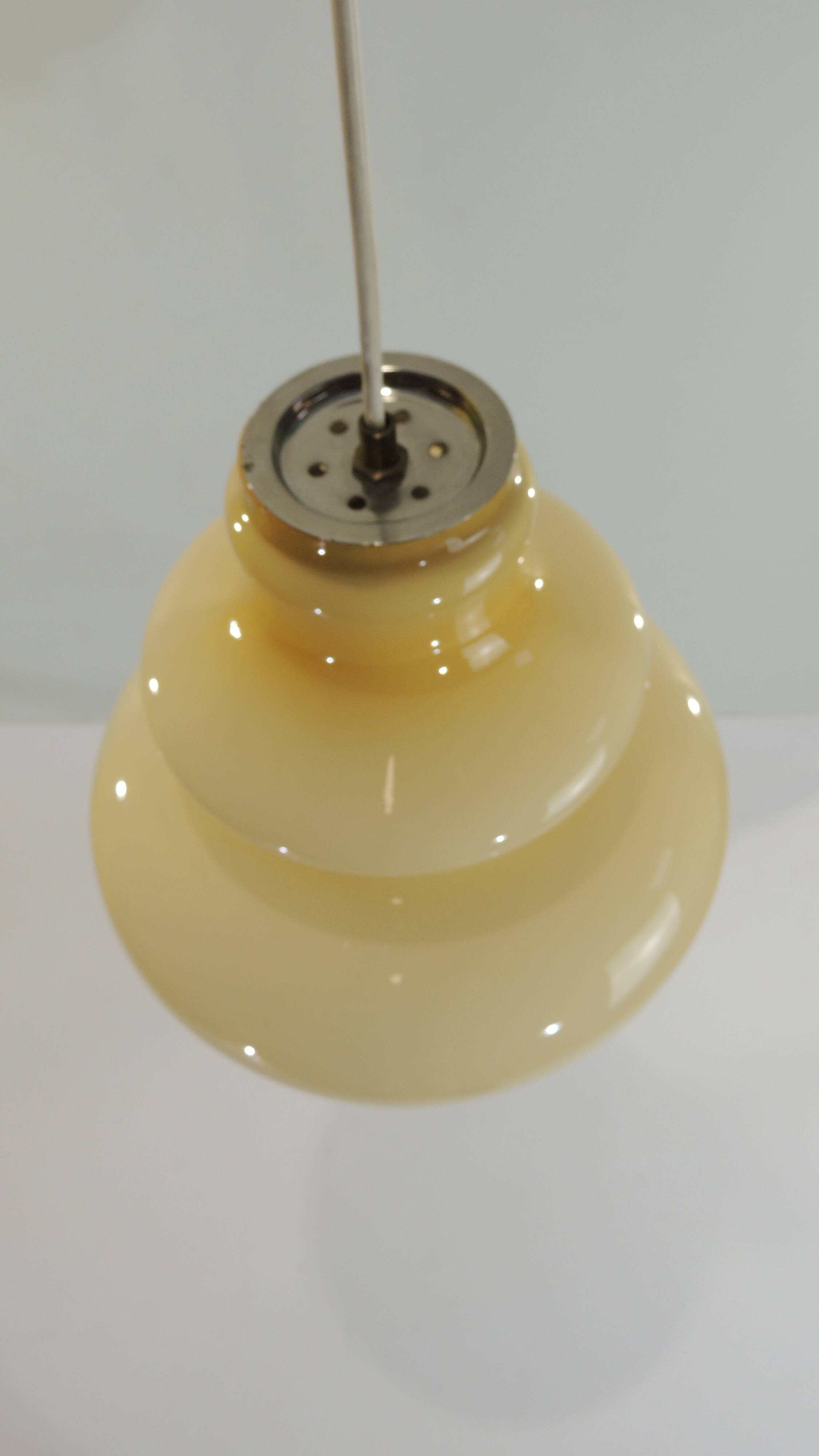 Suspension vintage en verre opalin de l'ère spatiale 1960