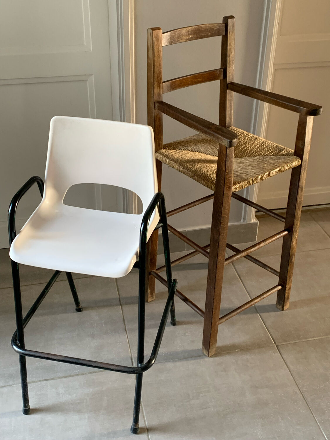 High chair in wood and straw