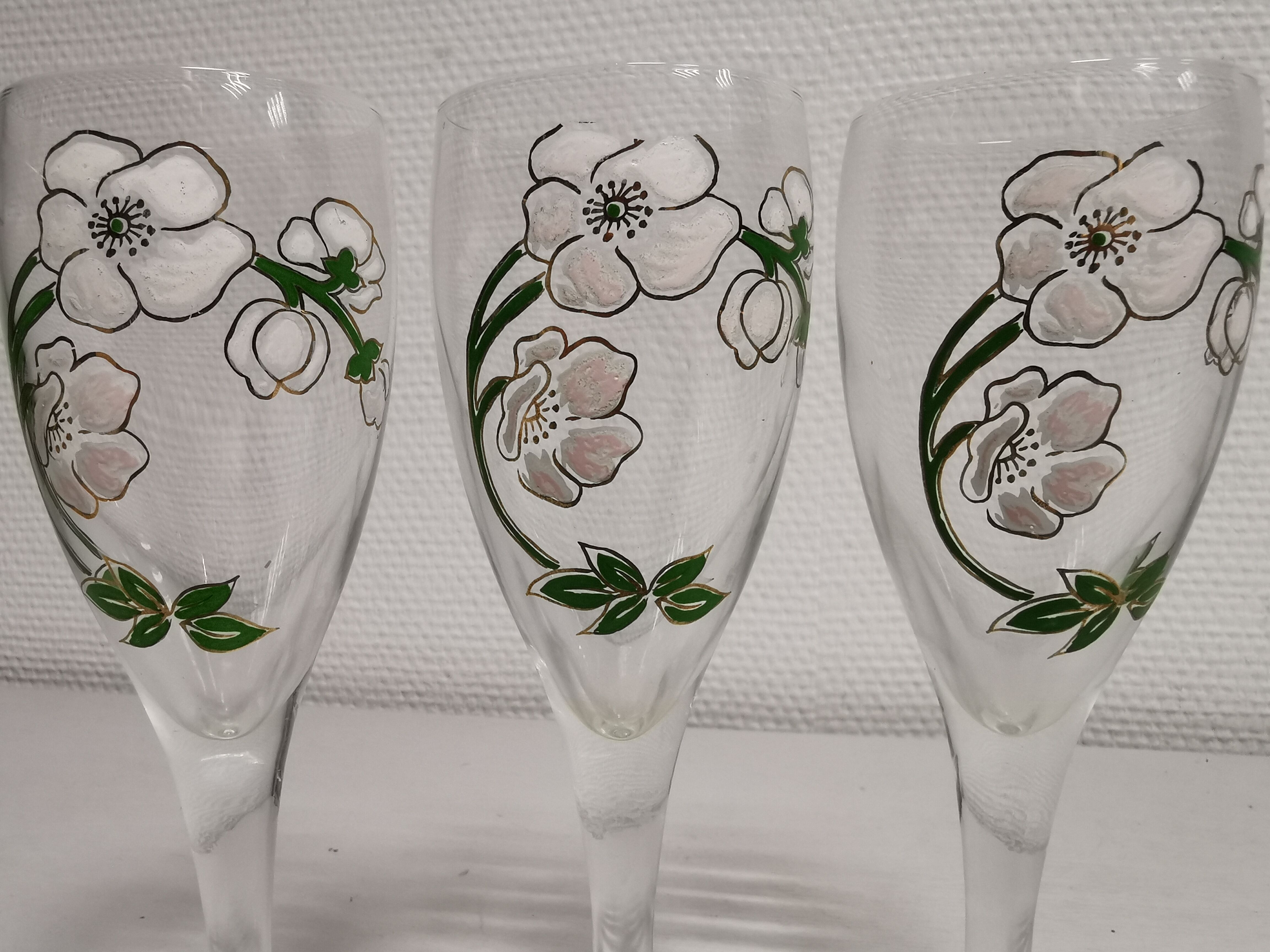 3 belles flutes à champagne au décor floral émaillé art nouveau . perrier jouet